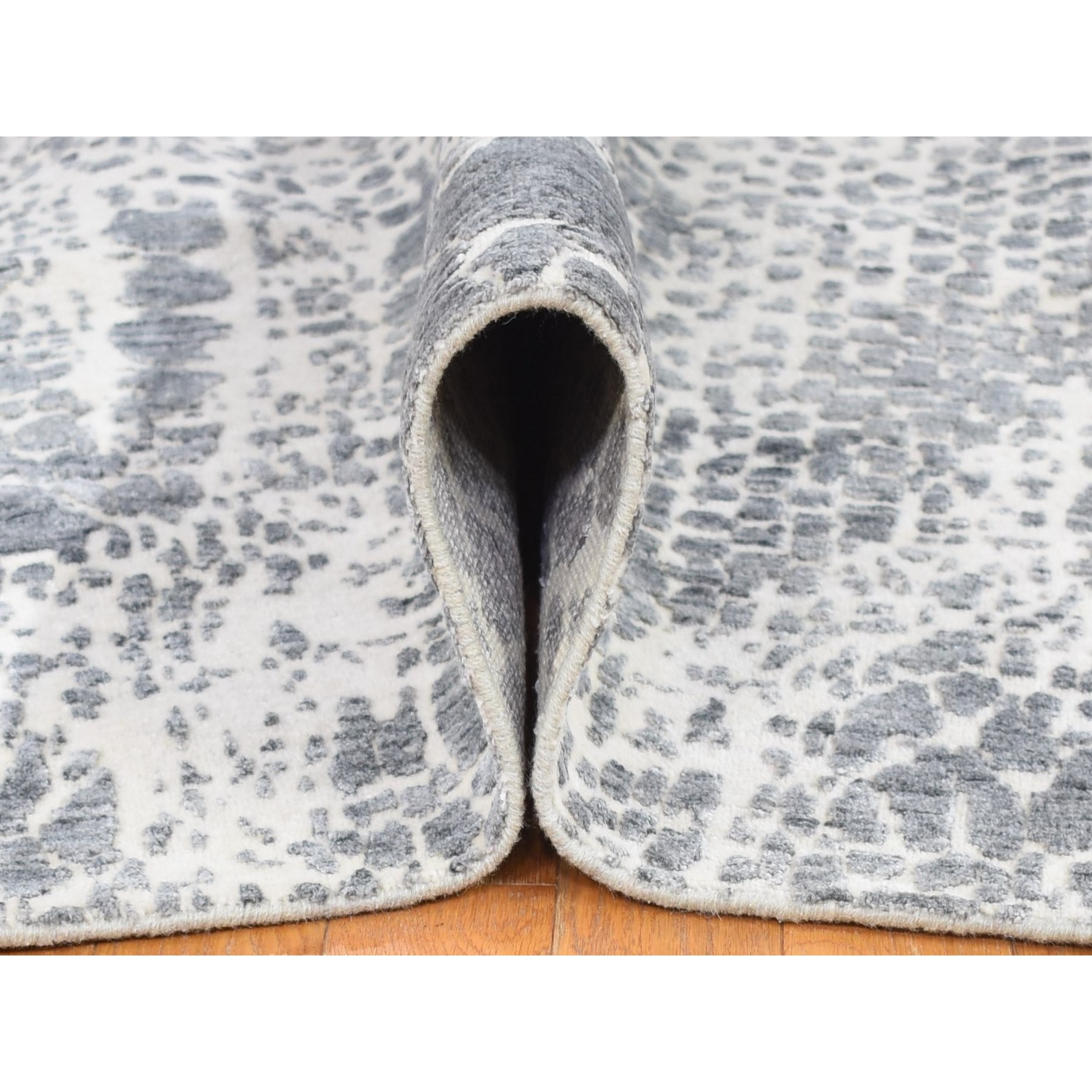 4'x6' Ivory, Modern Design, Hand Knotted Tone on Tone Plant Based Silk with Textured Wool, Oriental Rug HR80077 - Image 4