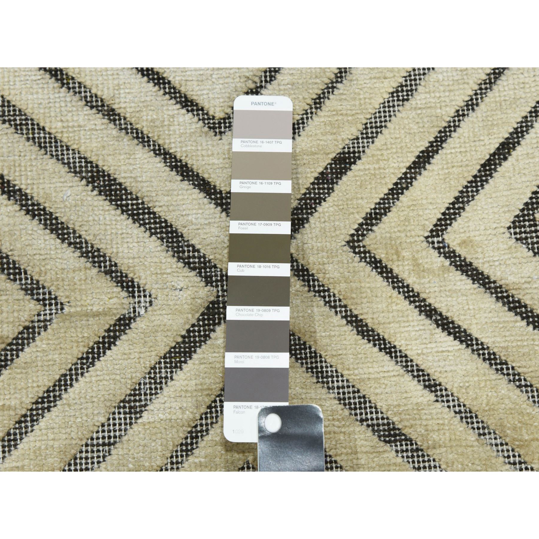 9'10"x14'1" Ivory, Hand Knotted Modern Roman Key Design, Pure Raised Silk with Textured Oxidized Wool, Oriental Rug HR75220 - Image 8