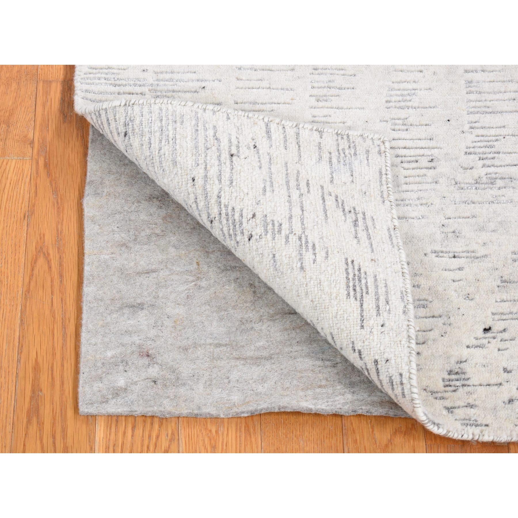 2'2"x3' Ivory, Modern with Repetitive Curvilinear Design Undyed Natural Wool, Hand Knotted Tone on Tone, Mat Oriental Rug HR80603 - Image 2