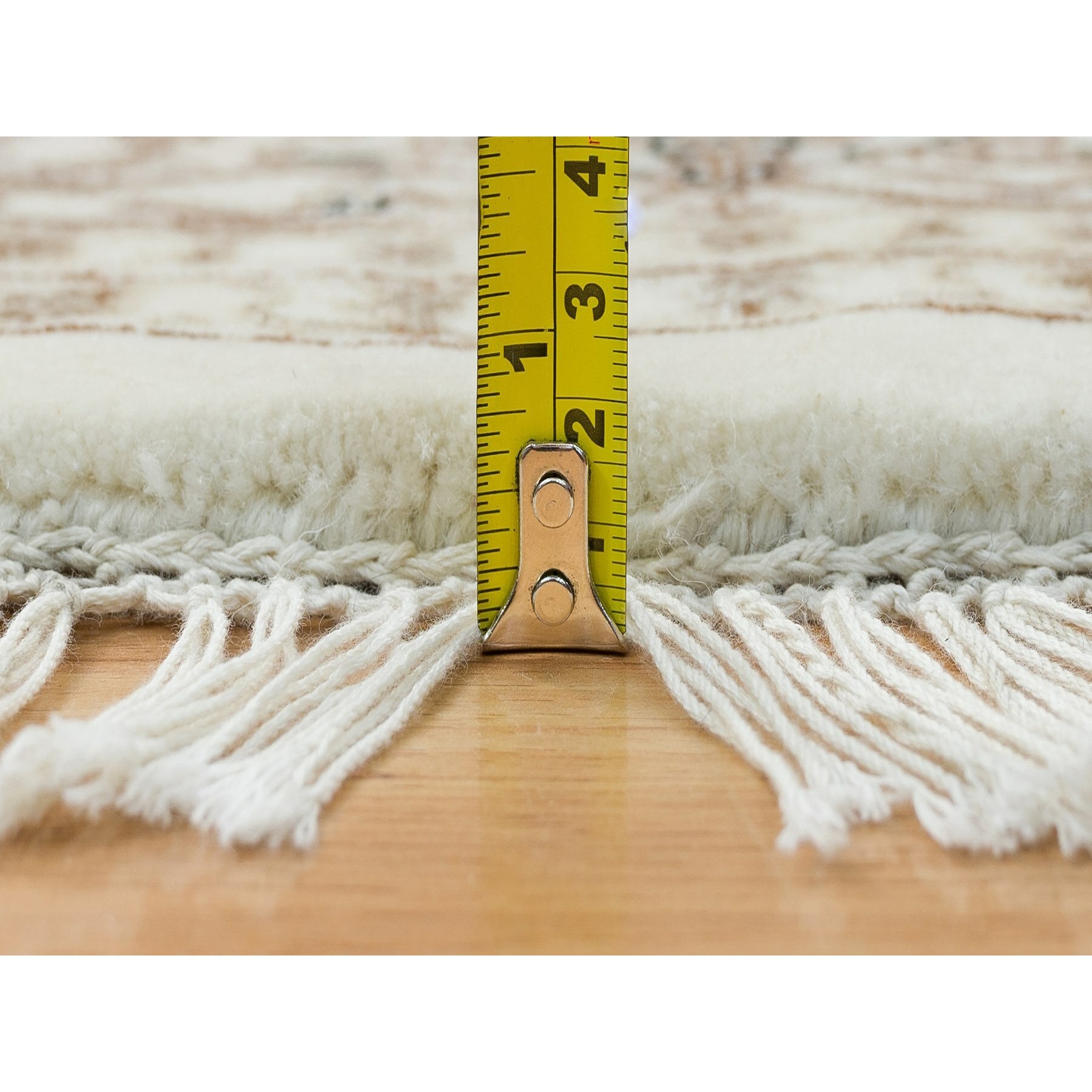 6'3"x6'3" Ivory, Densely Woven Organic Wool, Hand Knotted Herati with All Over Fish Mahi Design, 250 KPSI, Round Oriental Rug HR65401 - Image 7