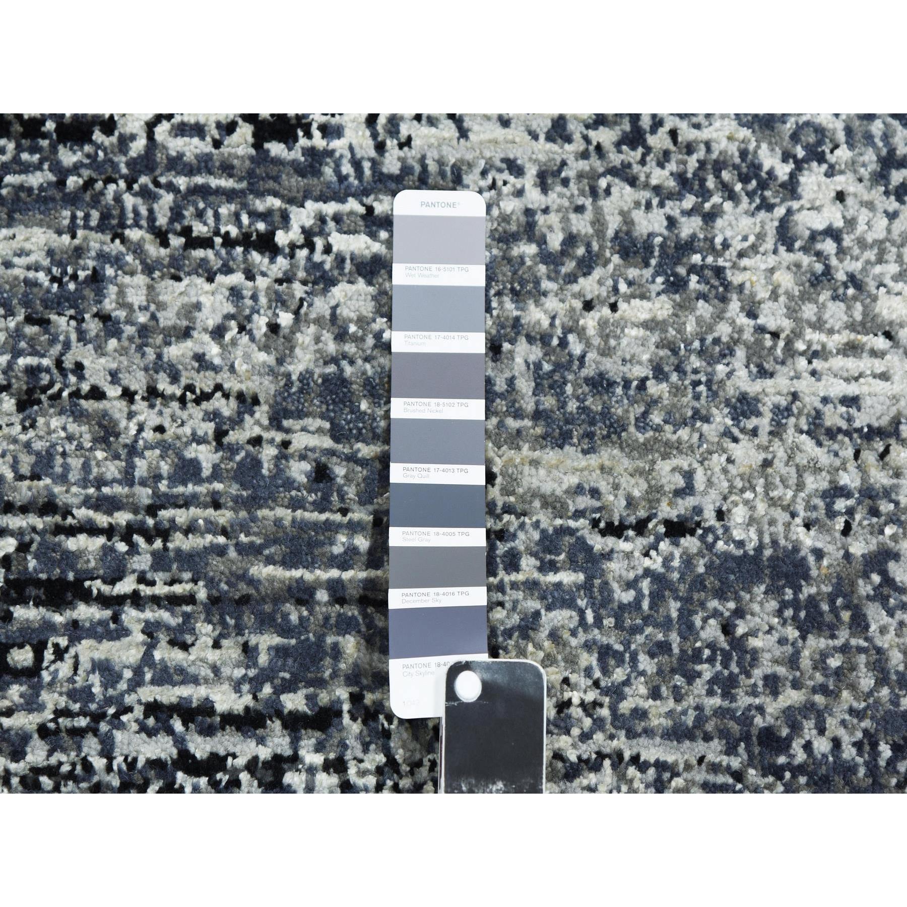 6'x6' Black with Touches of Gray, Horizontal Ombre Design, Wool and Pure Silk Hand Knotted, Round Oriental Rug HR75288 - Image 4