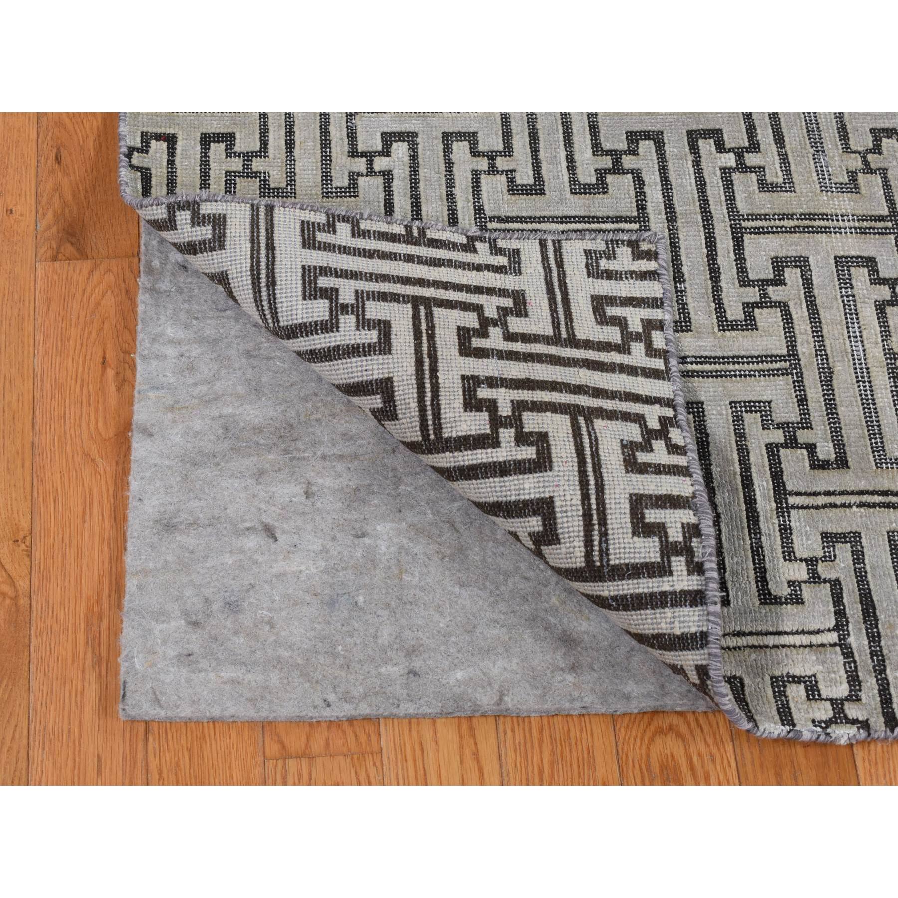 7'10"x10'3" Goose Gray, Pure Silk with Textured Wool, Roman Key Design, Hand Knotted, Oriental Rug HR80832 - Image 5