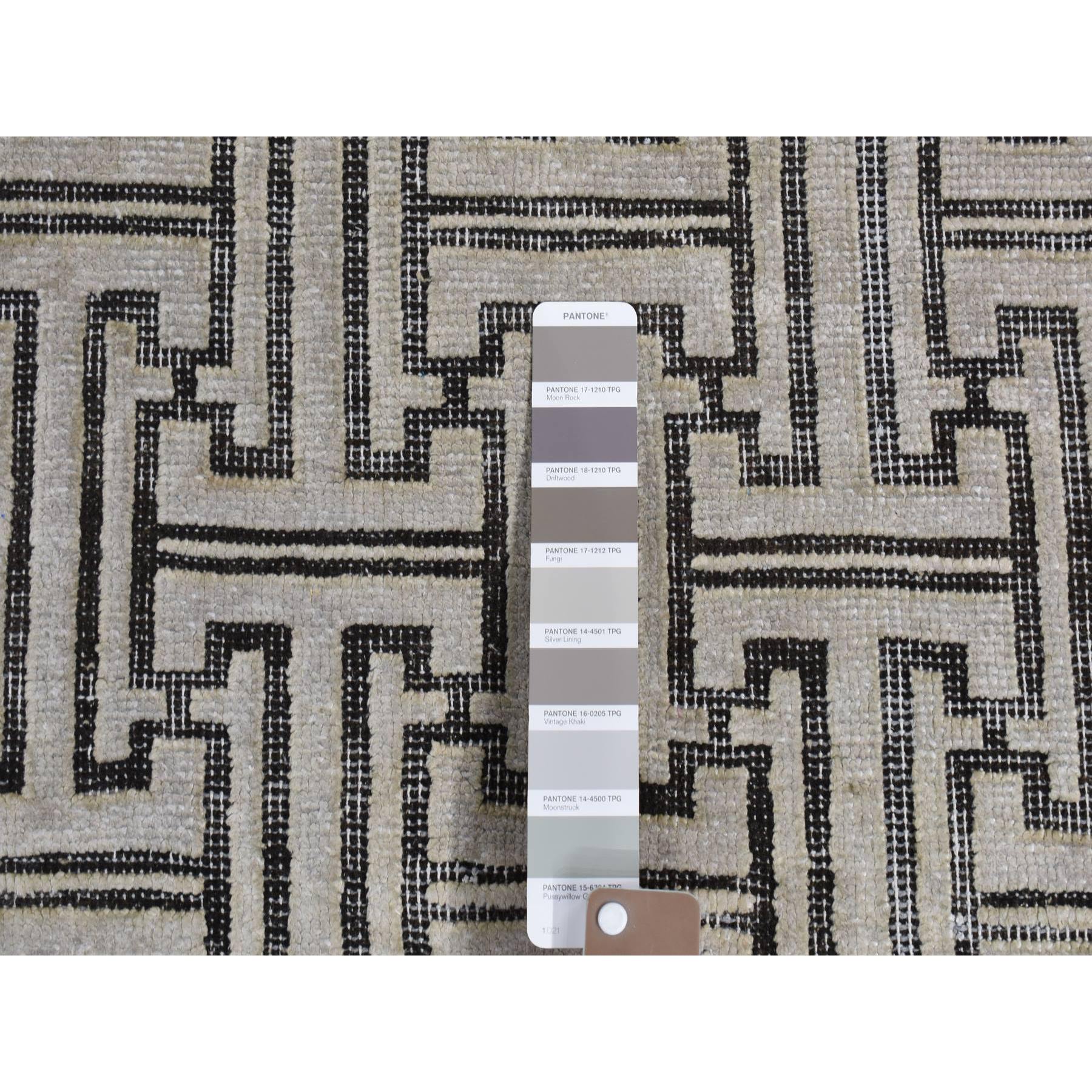 7'10"x10'3" Goose Gray, Pure Silk with Textured Wool, Roman Key Design, Hand Knotted, Oriental Rug HR80832 - Image 8
