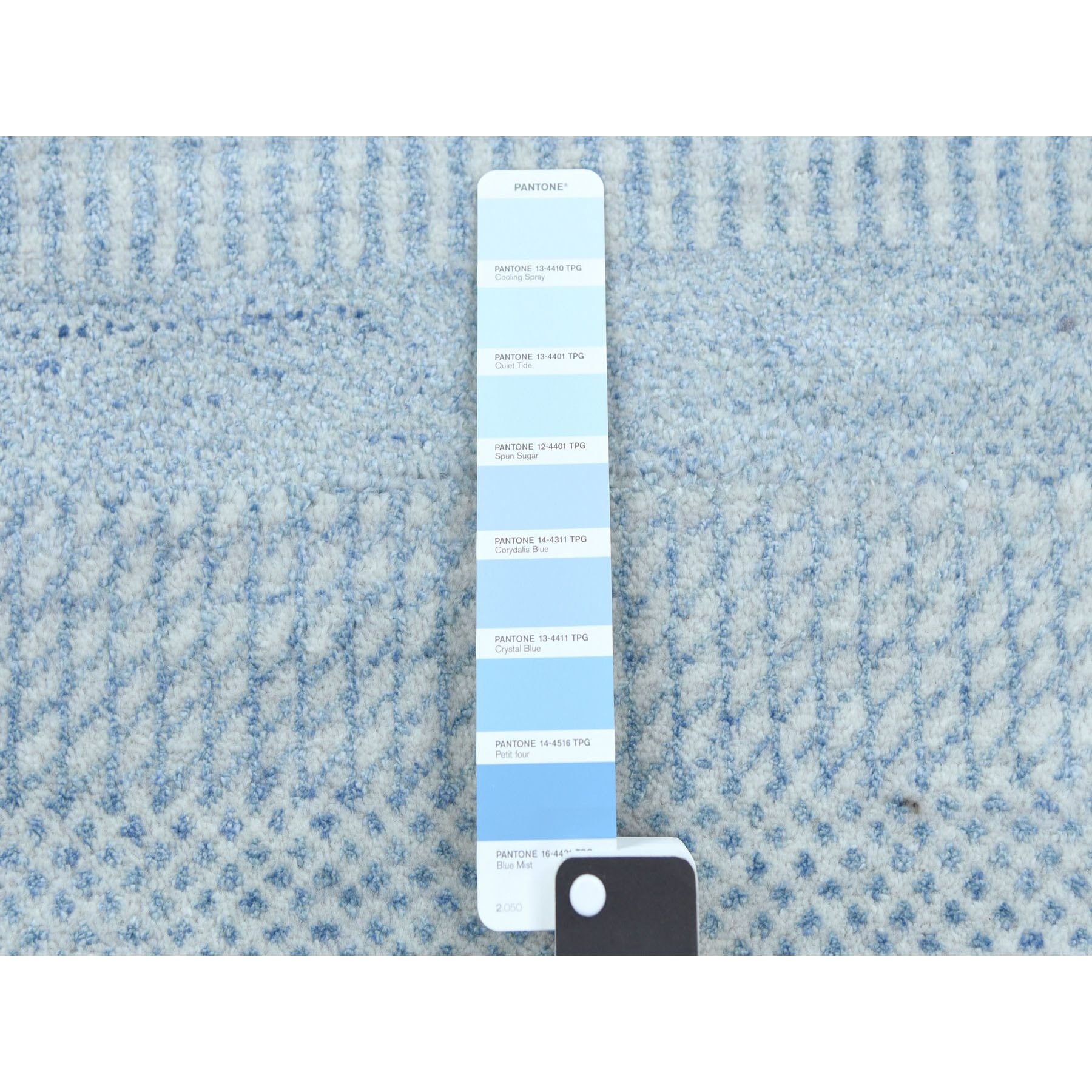 5'10"x5'10" Light Blue, Densely Woven Wool and Silk Hand Knotted, Modern Grass Design Gabbeh, Round Oriental Rug HR79157 - Image 4