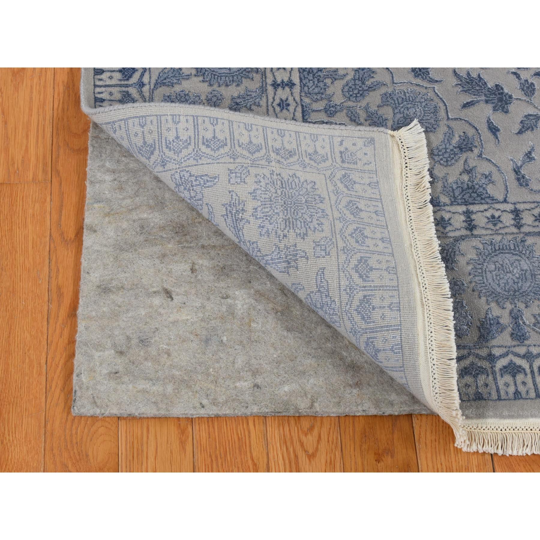 5'7"x7'10" Silk Gray, Kashan, 250 KPSI, Half Wool Half Silk, Hand Knotted, Soft to The Touch, Oriental Rug HR80982 - Image 4