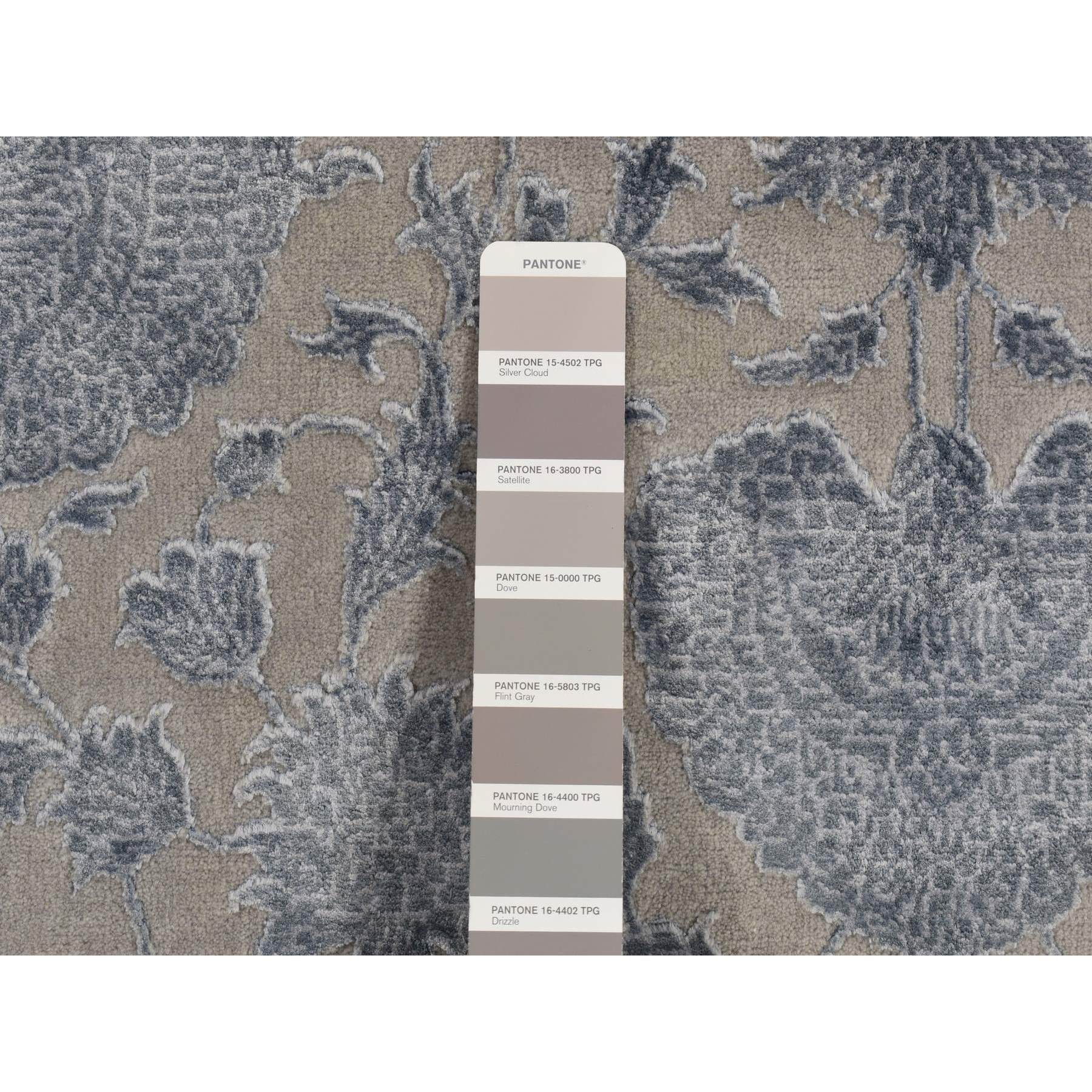 5'7"x7'10" Silk Gray, Kashan, 250 KPSI, Half Wool Half Silk, Hand Knotted, Soft to The Touch, Oriental Rug HR80982 - Image 7