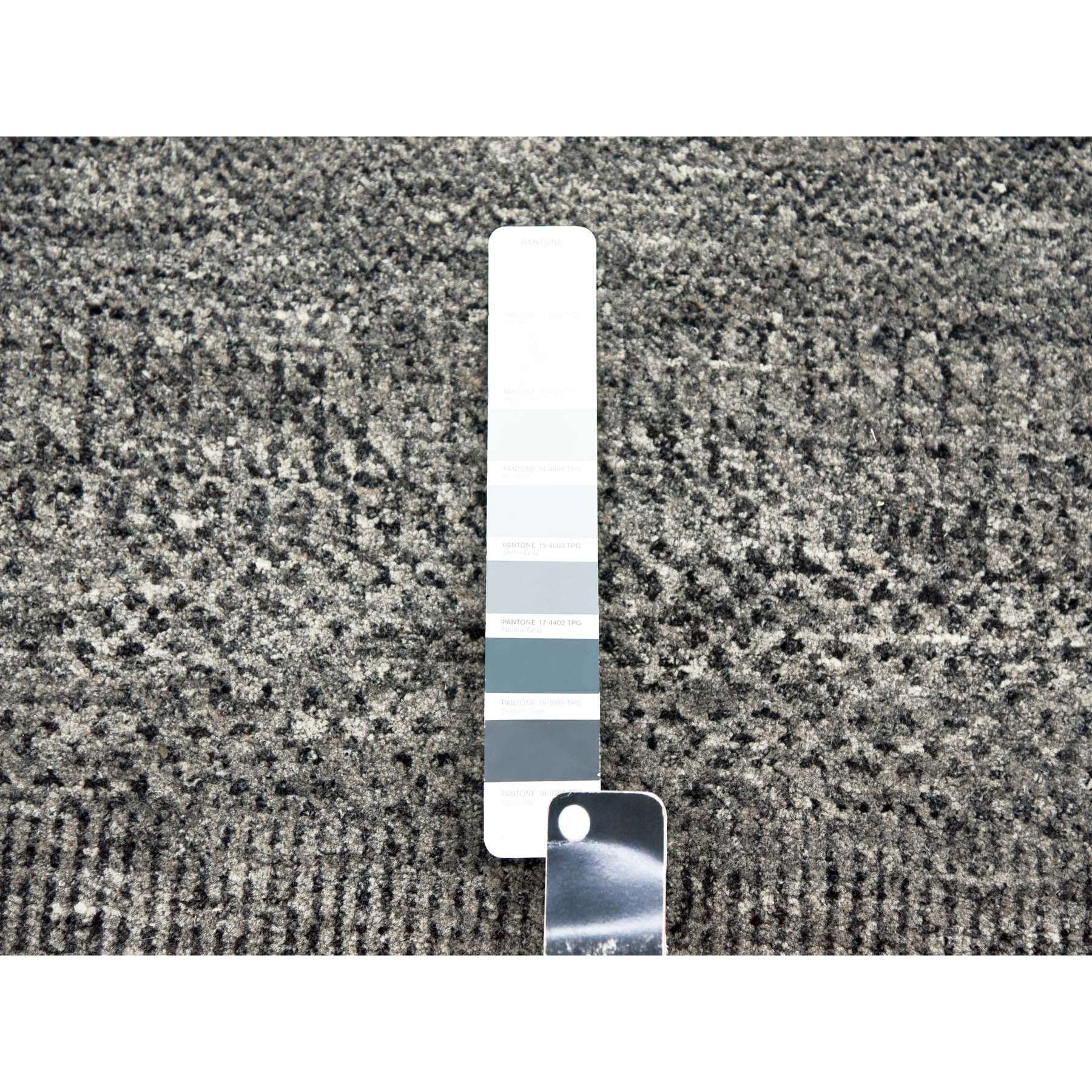 4'2"x6' Medium Gray, Modern Grass Design, Natural Undyed Wool, Hand Knotted, Oriental Rug HR79479 - Image 4