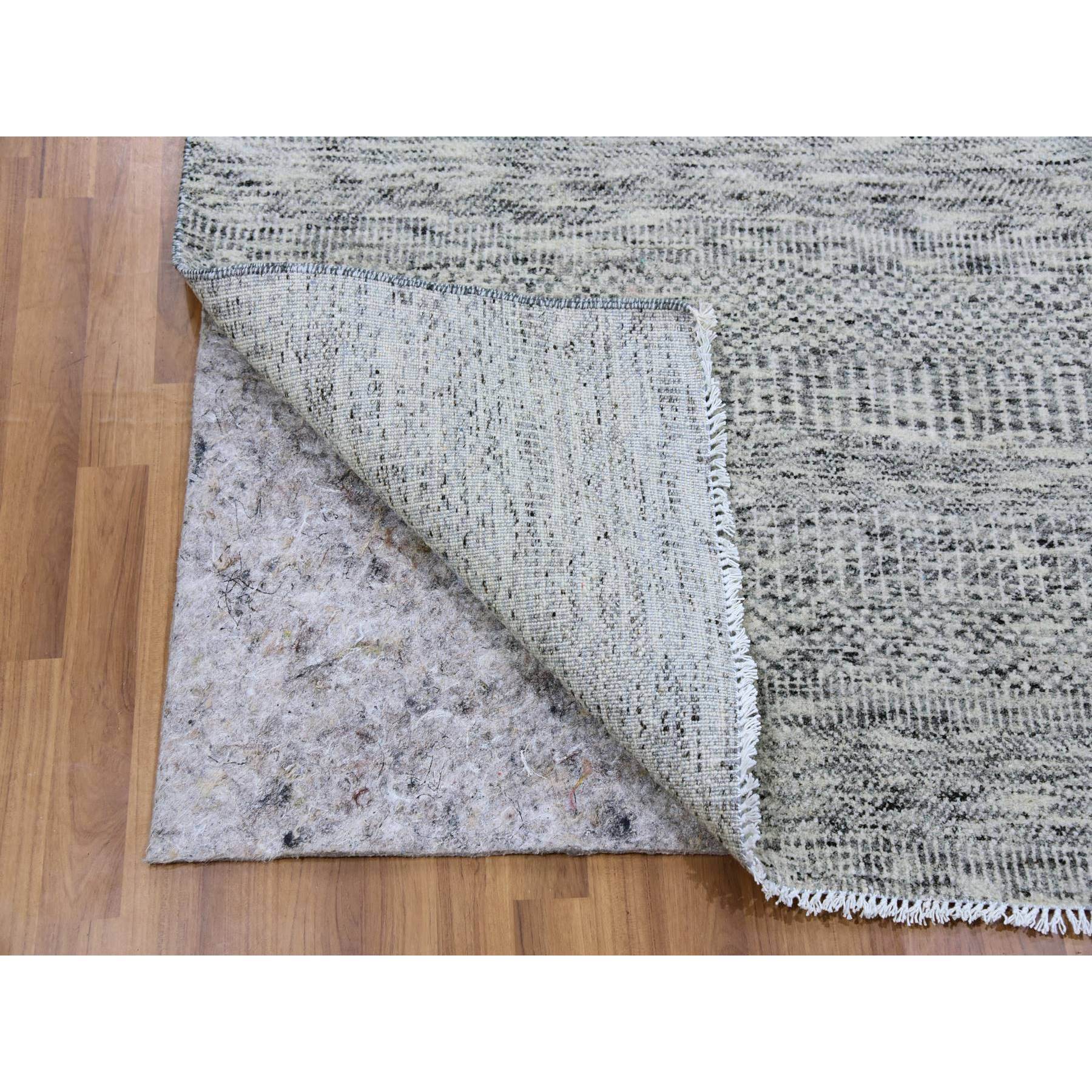4'x6'4" Platinum Gray, Pure Undyed Wool, Hand Knotted, Tone on Tone, Modern Grass Design, Oriental RugHR79523 - Image 3