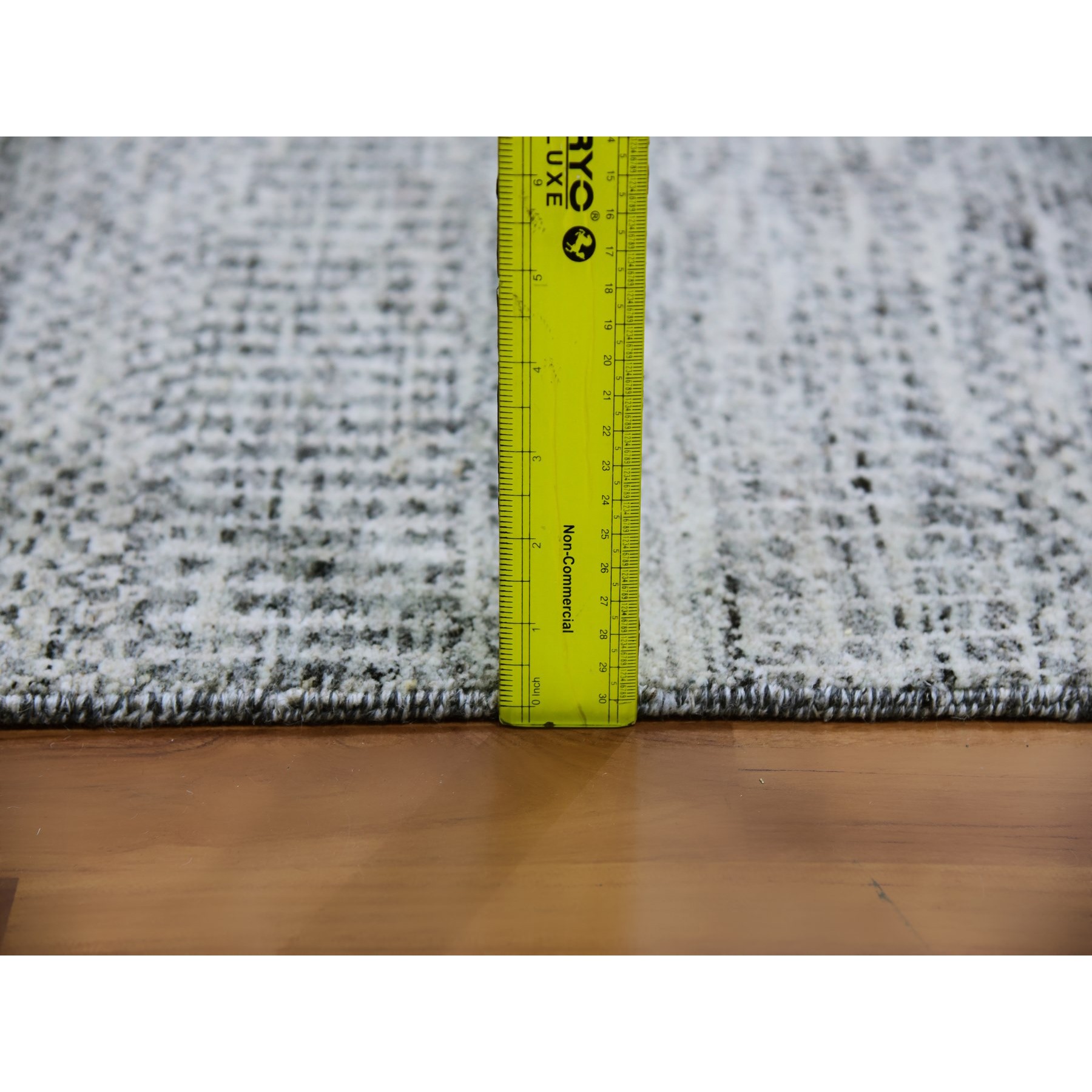 4'x6'4" Platinum Gray, Pure Undyed Wool, Hand Knotted, Tone on Tone, Modern Grass Design, Oriental RugHR79523 - Image 6