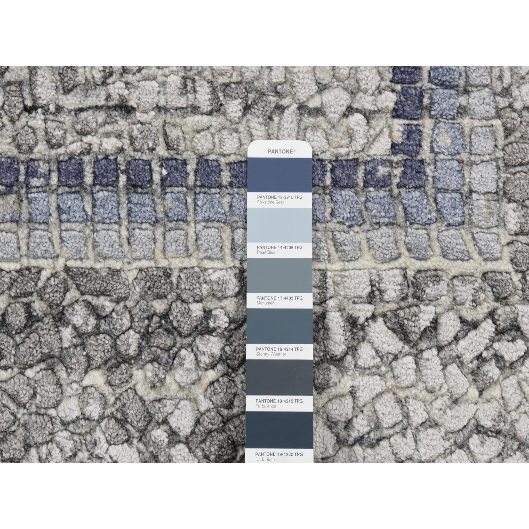 5'2"x6'10" Timberwolf Gray, Silken, Roman Mosaic Design, Hand Knotted, Oriental Rug HR87177 - Image 4