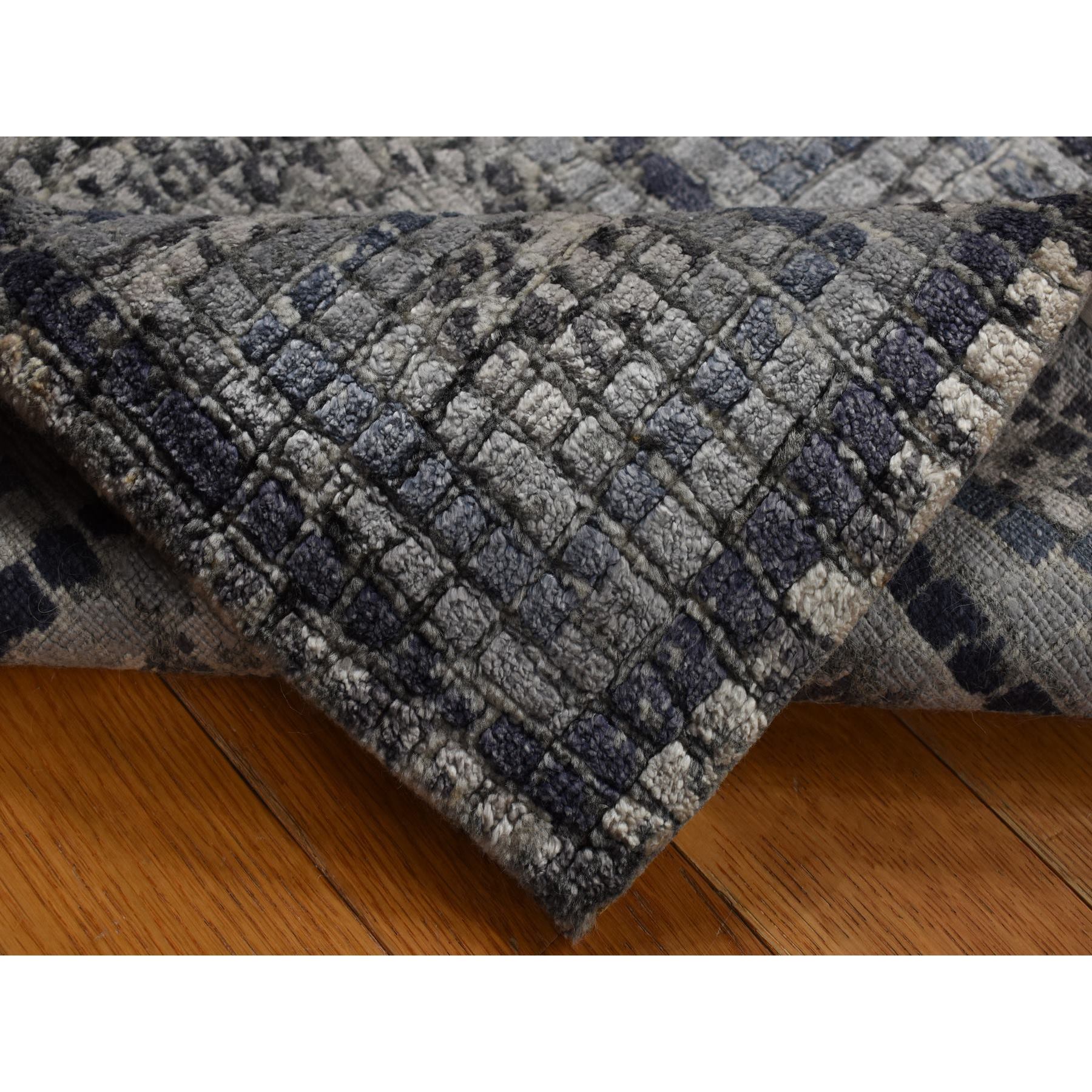2'3"x3'2" Cloud Gray, Silken, Roman Mosaic Design, Hand Knotted, Sample Oriental Rug HR87805 - Image 4