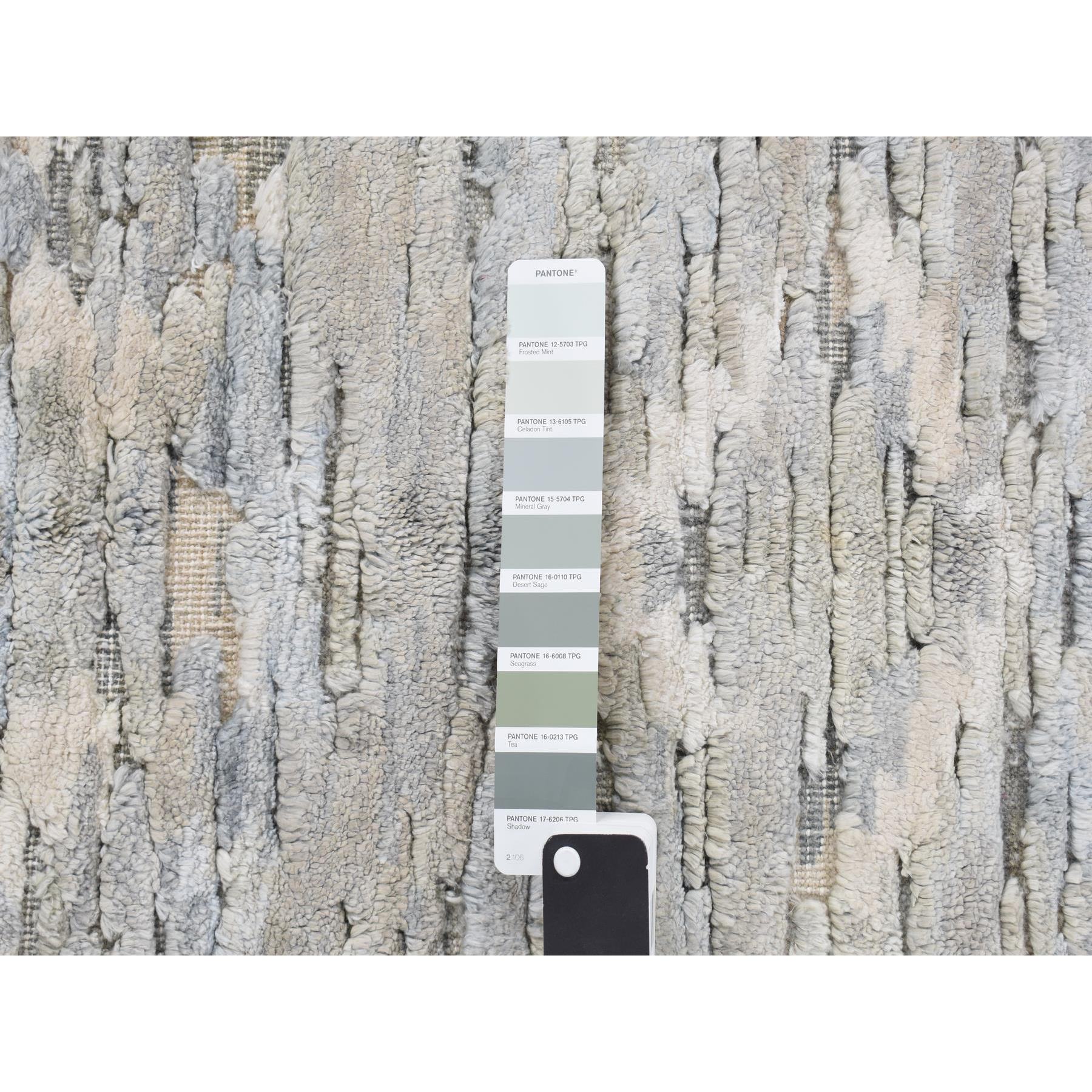2'x2' Gin Green, Pastel Collection with Natural Colors, Hi-Low Pile, Wool and Pure Silk, Hand Knotted, Square Sample Oriental Rug HR78026 - Image 3