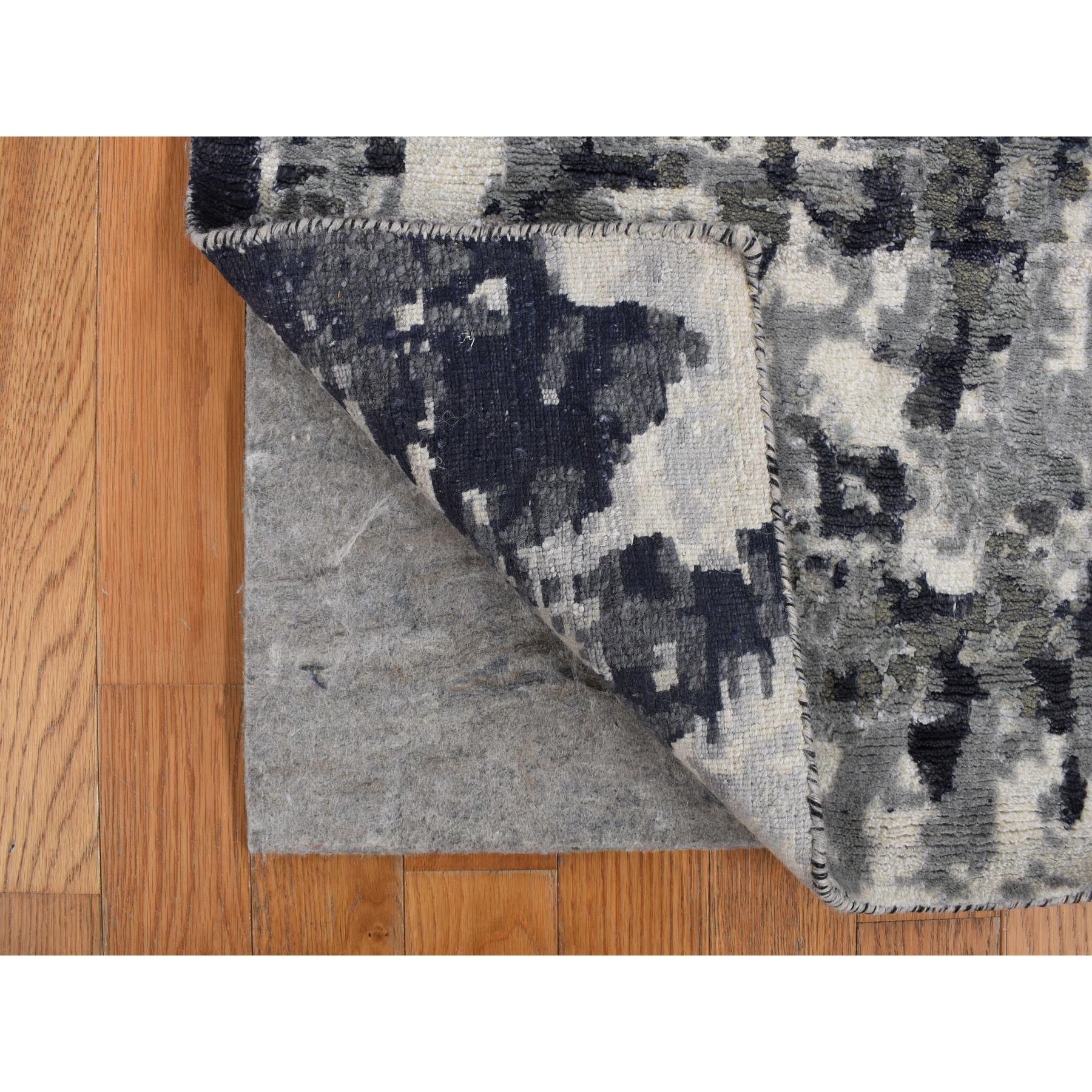 2'7"x5'9" Medium Gray, Abstract Design, Wool and Silk, Hand Knotted, Runner Oriental Rug HR78051 - Image 2