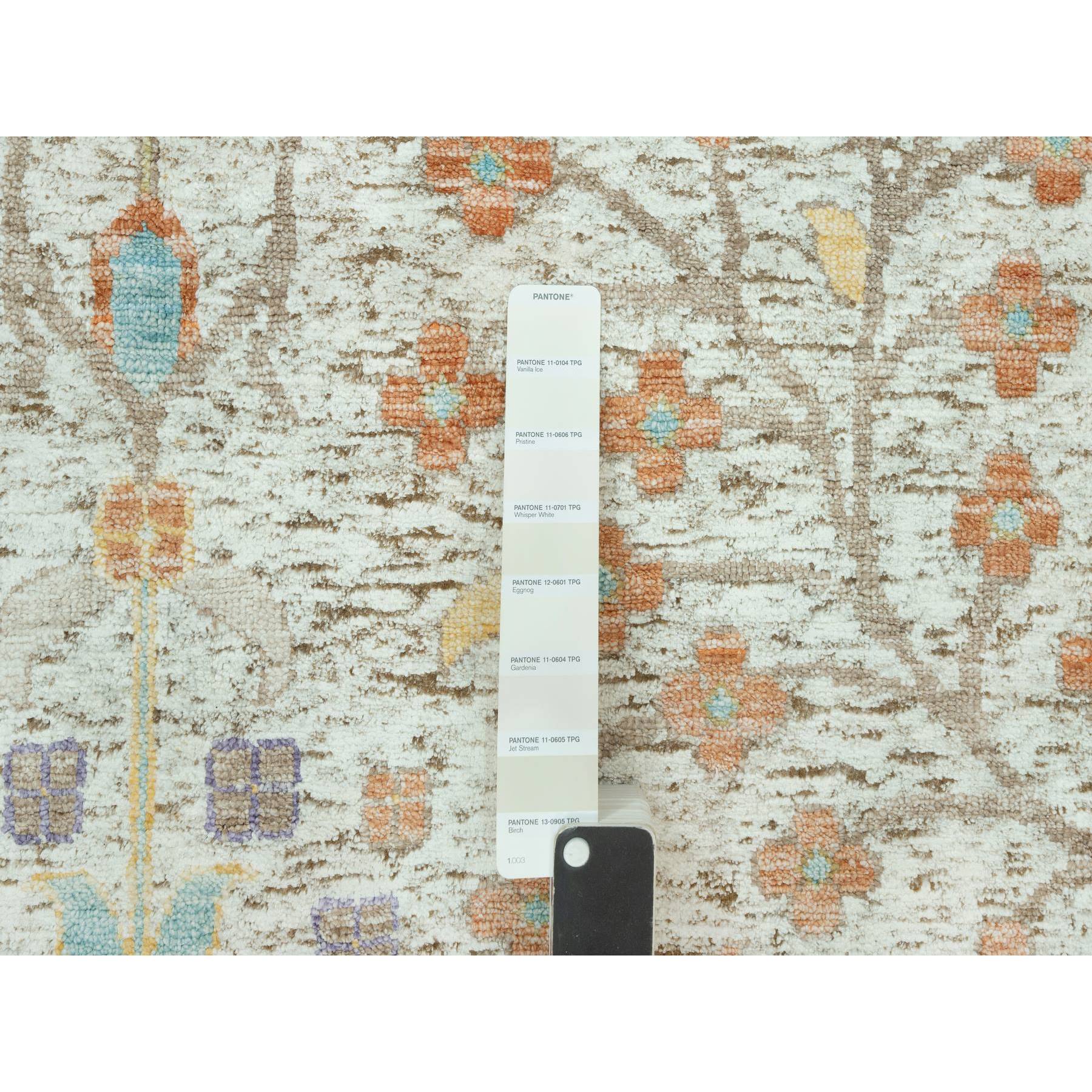 4'1"x12' Gardenia White, Hand Knotted Densely Woven, Silk With Textured Wool, Directional Vase Design, Lush and Plush, Soft Pile, Oriental Rug HR90687 - Image 8