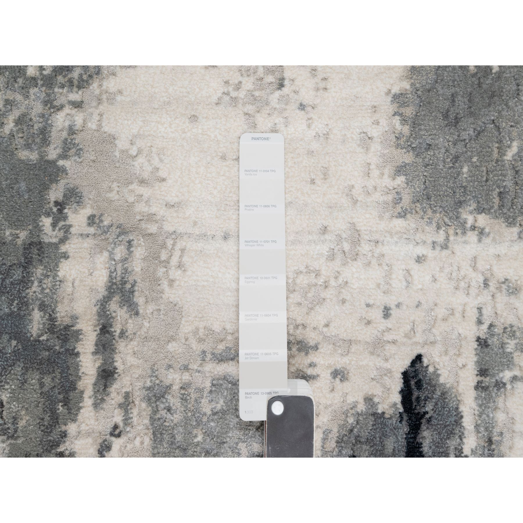 2'7"x6'4" Sable Black with Parchment White, Abstract Design, Wool and Silk, Hand Knotted, Soft to Touch, Runner Oriental Rug HR90811 - Image 4