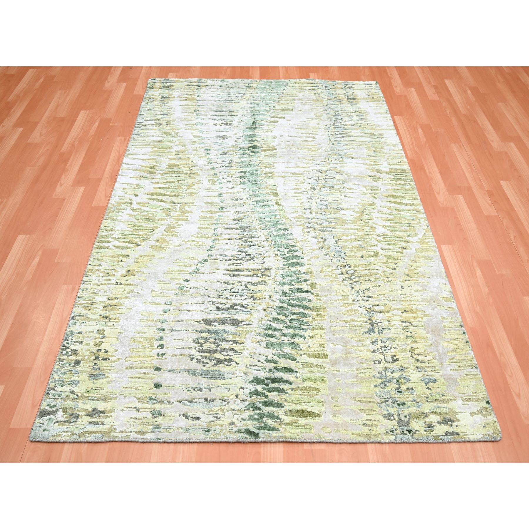5'1"x7'3" Eden Green, Crocodile Safari Design, Borderless, 100% Silk, Hand Knotted, Oriental Rug HR75477 - Image 2