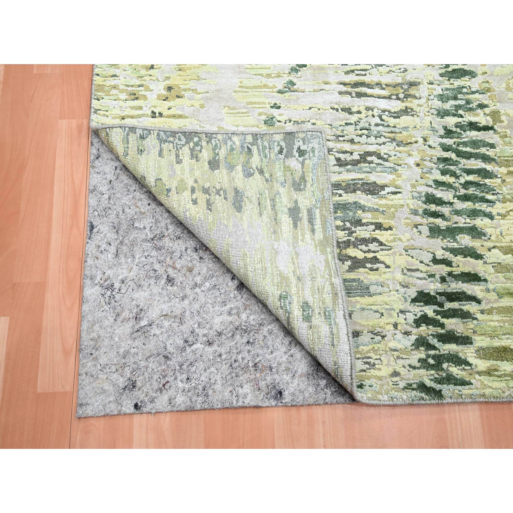 5'1"x7'3" Eden Green, Crocodile Safari Design, Borderless, 100% Silk, Hand Knotted, Oriental Rug HR75477 - Image 3