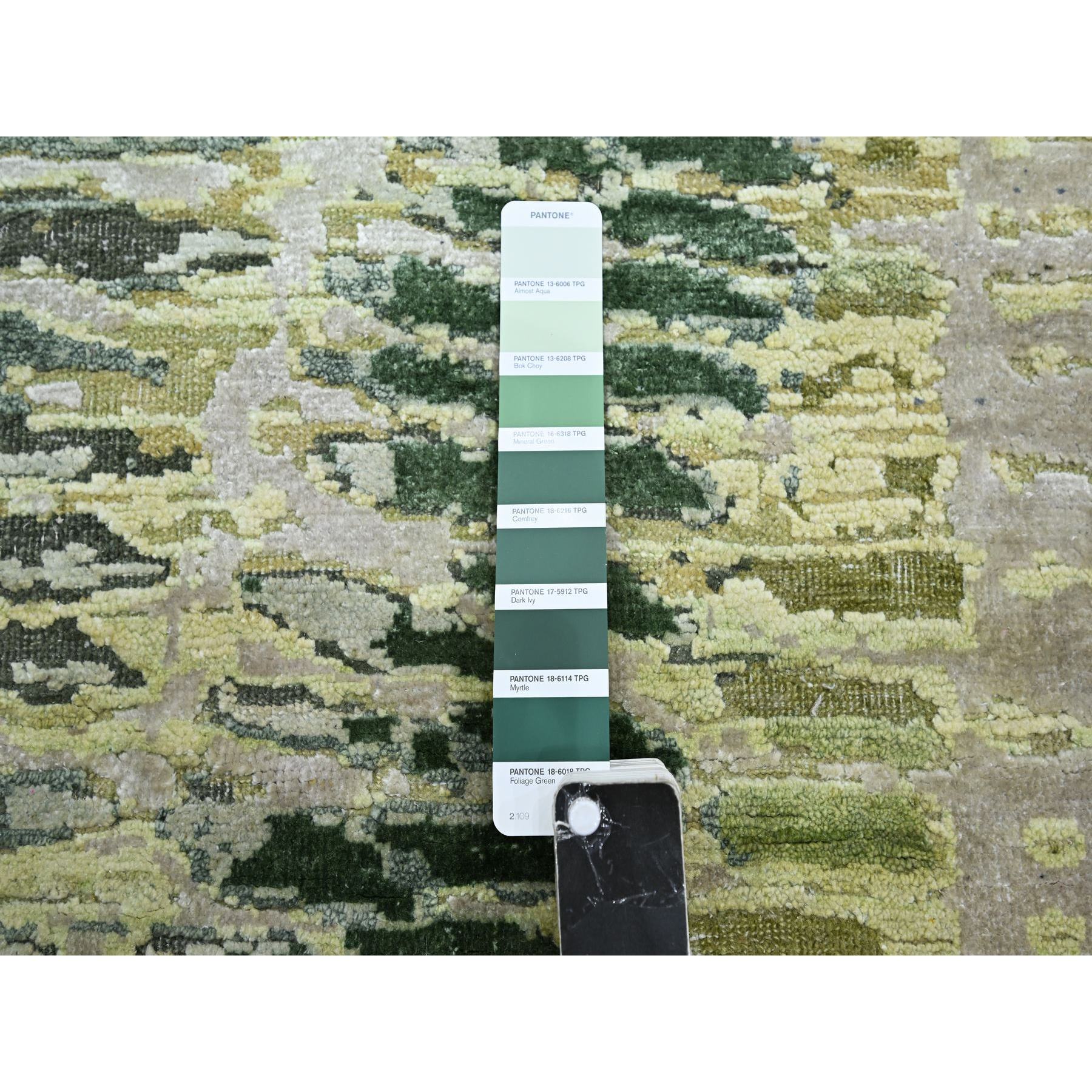 5'1"x7'3" Eden Green, Crocodile Safari Design, Borderless, 100% Silk, Hand Knotted, Oriental Rug HR75477 - Image 4