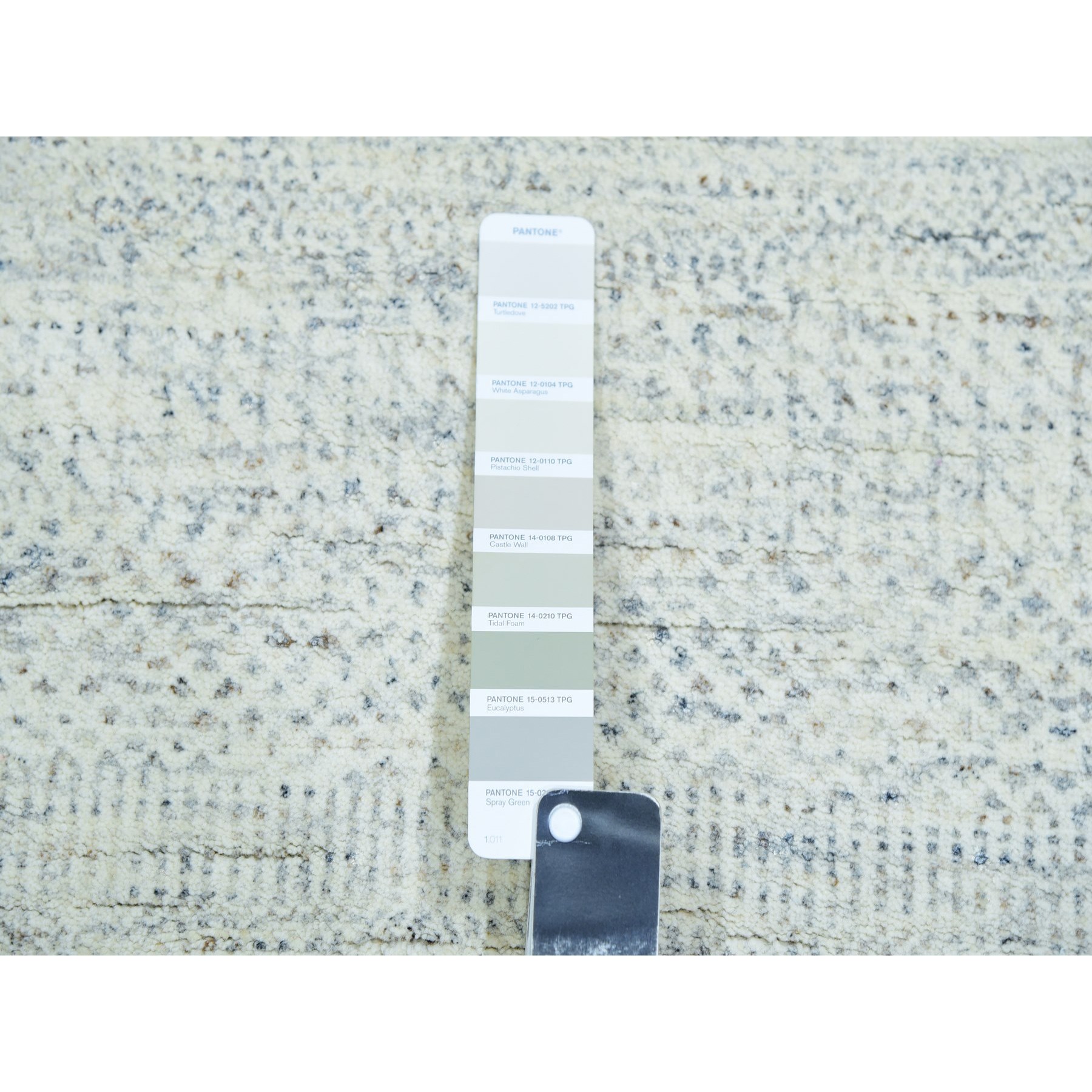 2'6"x6' Silvermist Gray, Modern Undyed Velvety Wool, Hand Knotted With Grass Design, Tone on Tone, Runner Oriental Rug HR79825 - Image 4