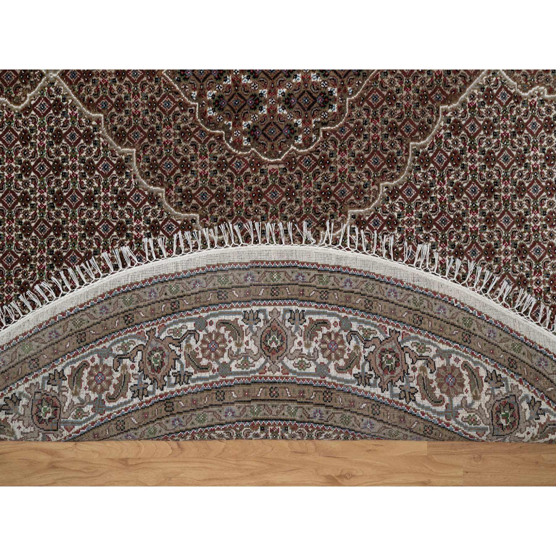 7'6"x7'6" Pearl White, Tabriz Mahi with Fish Medallion Design, Hand Knotted, Pure Wool, Denser Weave, Round, Oriental Rug HR91042 - Image 4