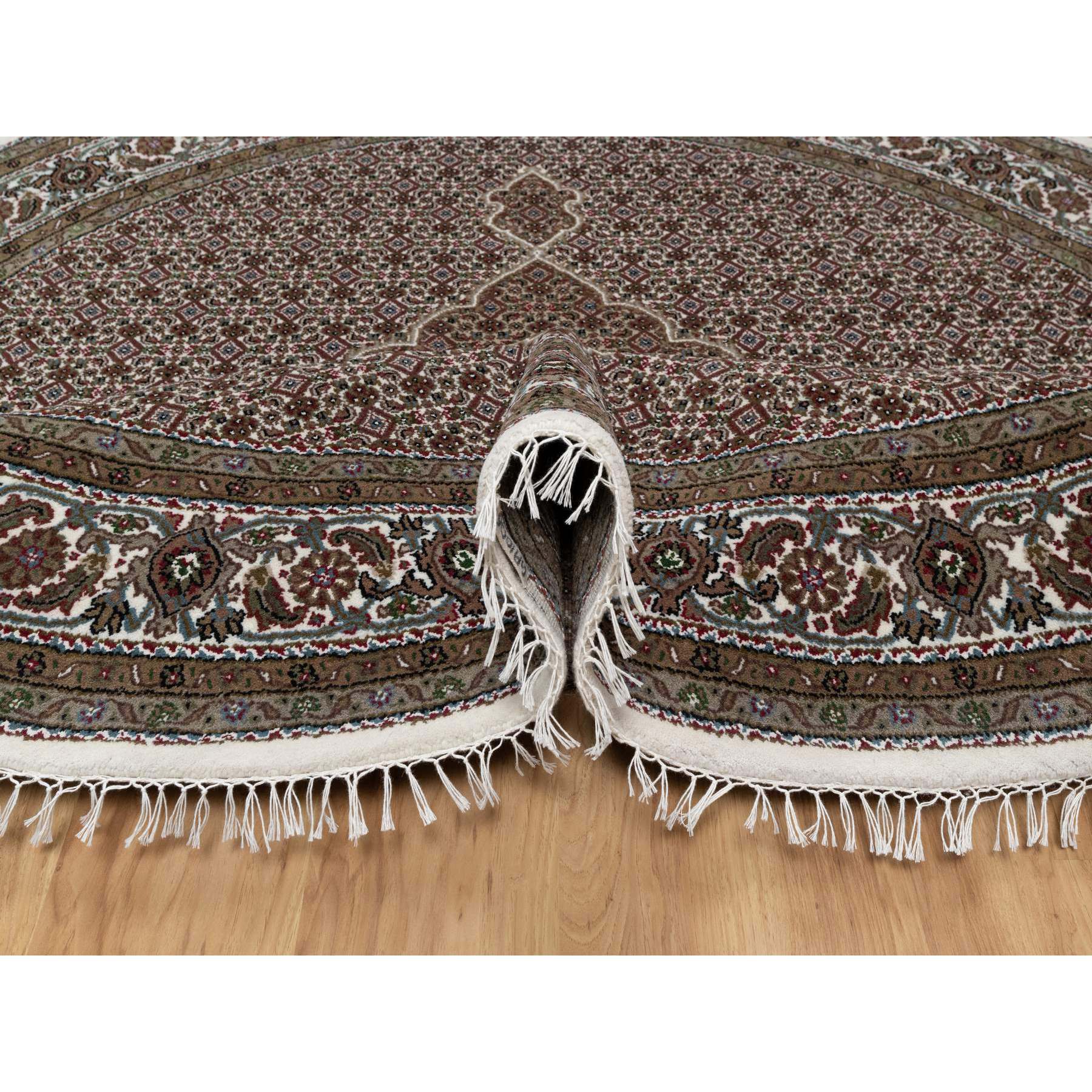 7'6"x7'6" Pearl White, Tabriz Mahi with Fish Medallion Design, Hand Knotted, Pure Wool, Denser Weave, Round, Oriental Rug HR91042 - Image 5