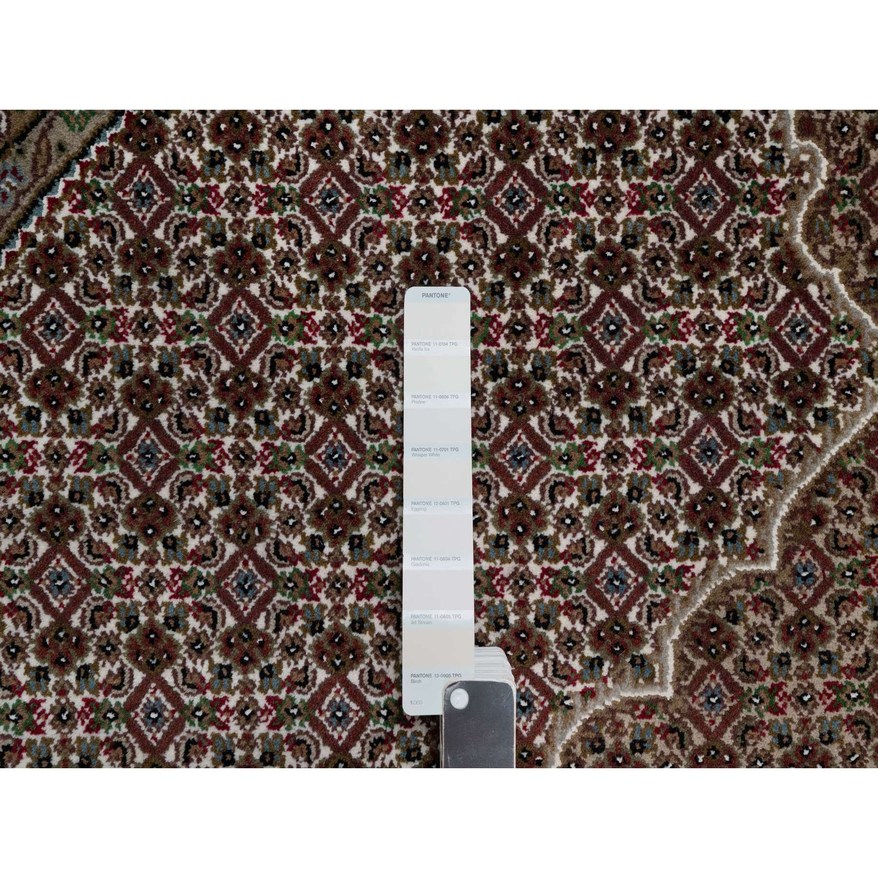 7'6"x7'6" Pearl White, Tabriz Mahi with Fish Medallion Design, Hand Knotted, Pure Wool, Denser Weave, Round, Oriental Rug HR91042 - Image 7