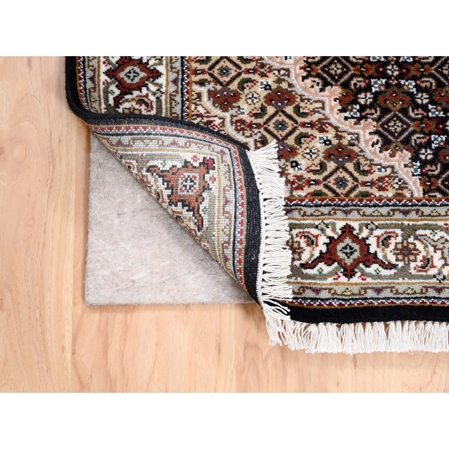 2'10"x5'4" Fish Medallion Design Tabriz Mahi Wool Hand Knotted Black Oriental Rug HR62532 - Image 3