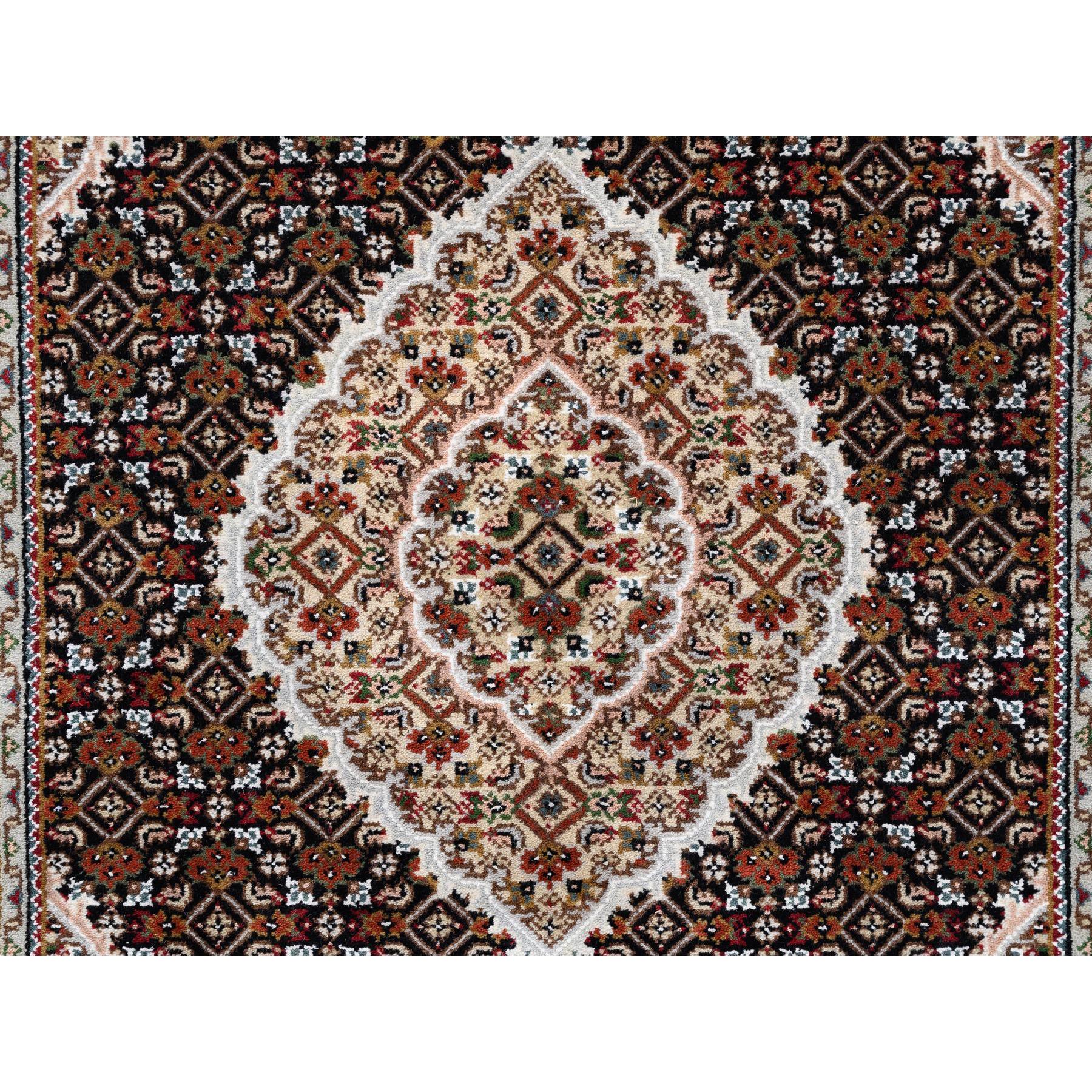 2'10"x5'4" Fish Medallion Design Tabriz Mahi Wool Hand Knotted Black Oriental Rug HR62532 - Image 5