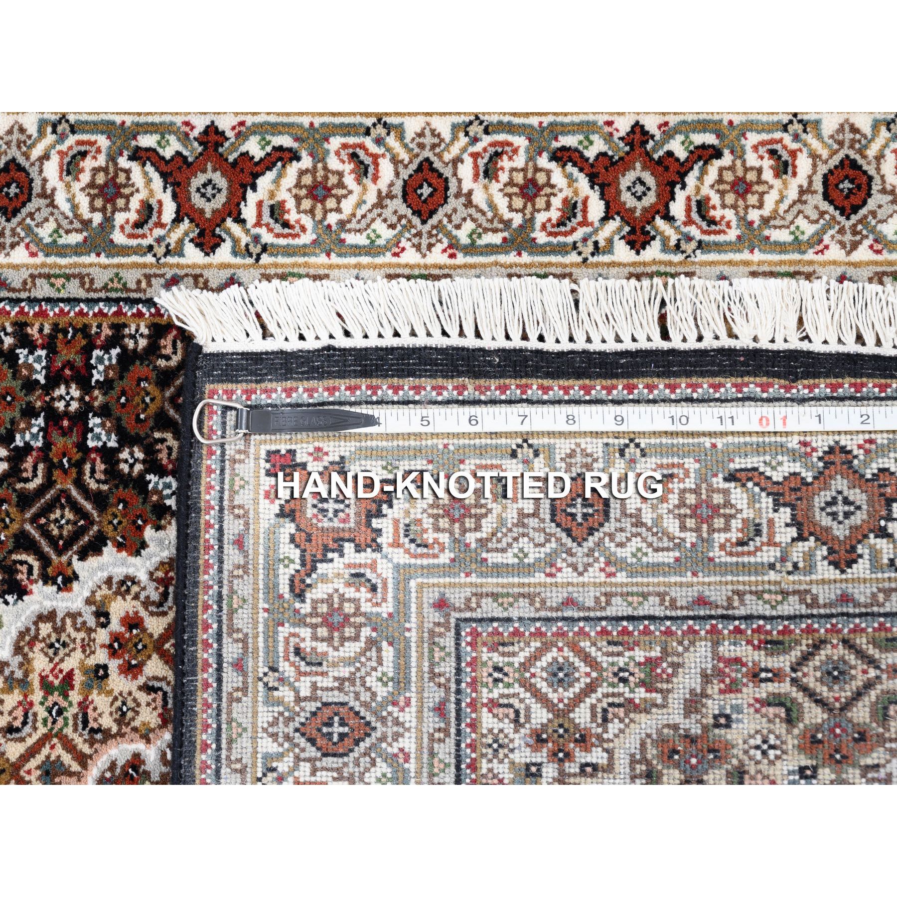 2'10"x5'4" Fish Medallion Design Tabriz Mahi Wool Hand Knotted Black Oriental Rug HR62532 - Image 8