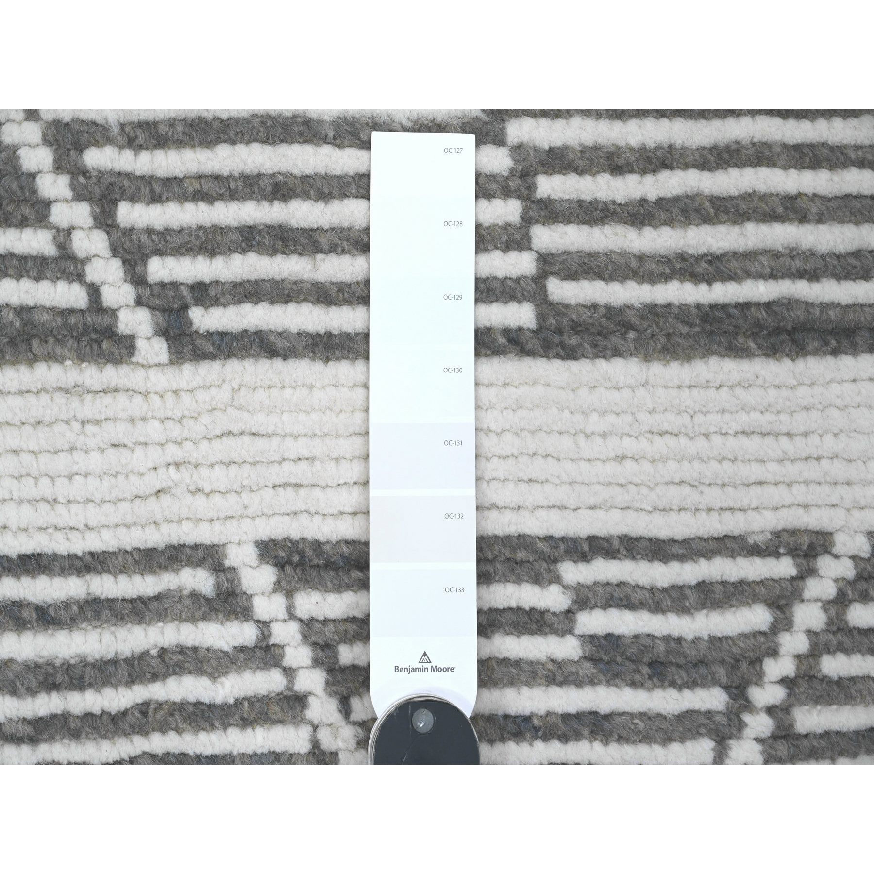 6'1"x9'4" Sonic Gray, Moroccan Weave with Intricate Dark and Light Motif, Hand Knotted, Textured Pile, Soft Wool, Tone on Tone, Oriental Rug HR20422 - Image 3