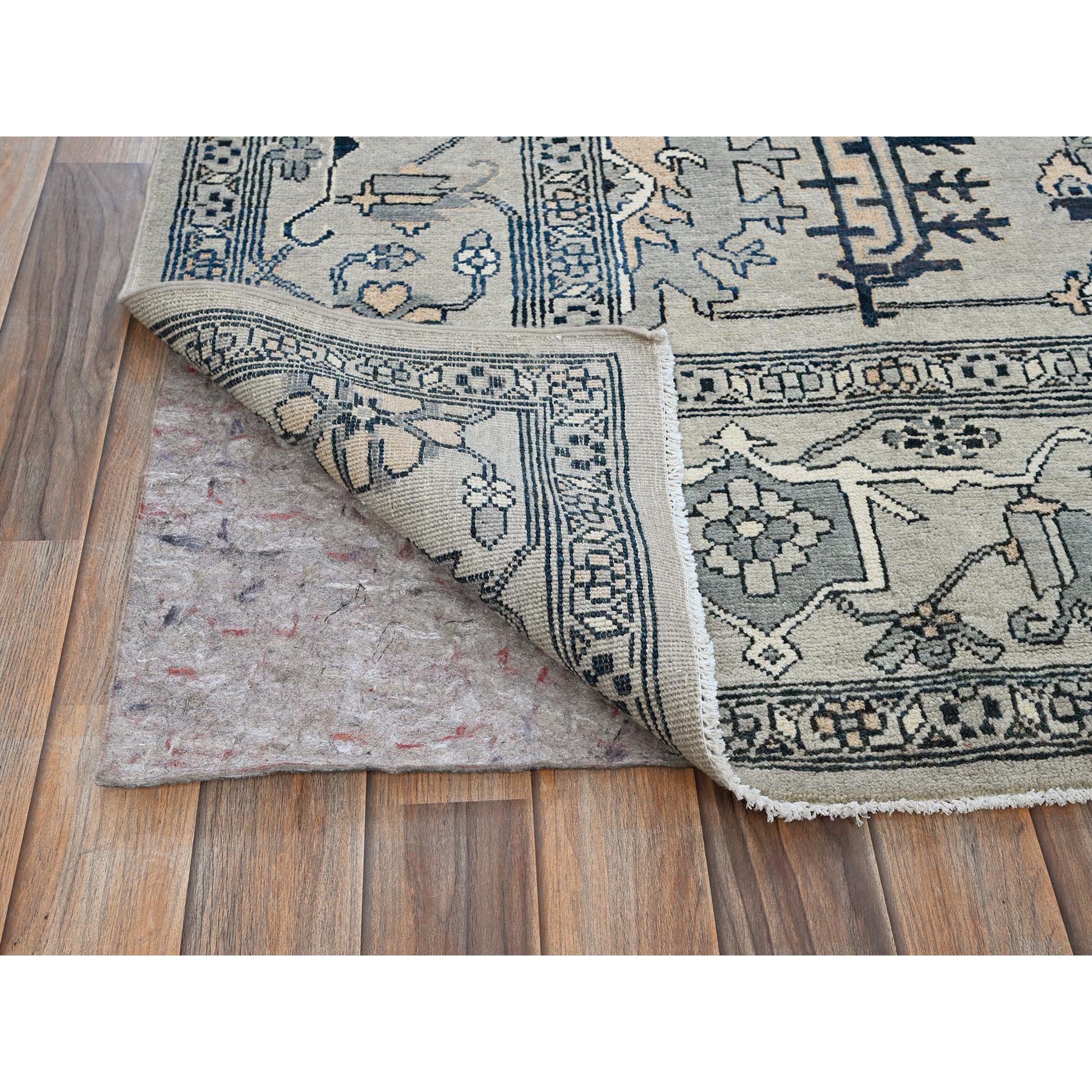 8'x9'9" Cloud Gray, Peshawar with Serapi Heriz Medallion Design, Hand Knotted, 100% Wool, Densely Woven, Oriental Rug HR321 - Image 5