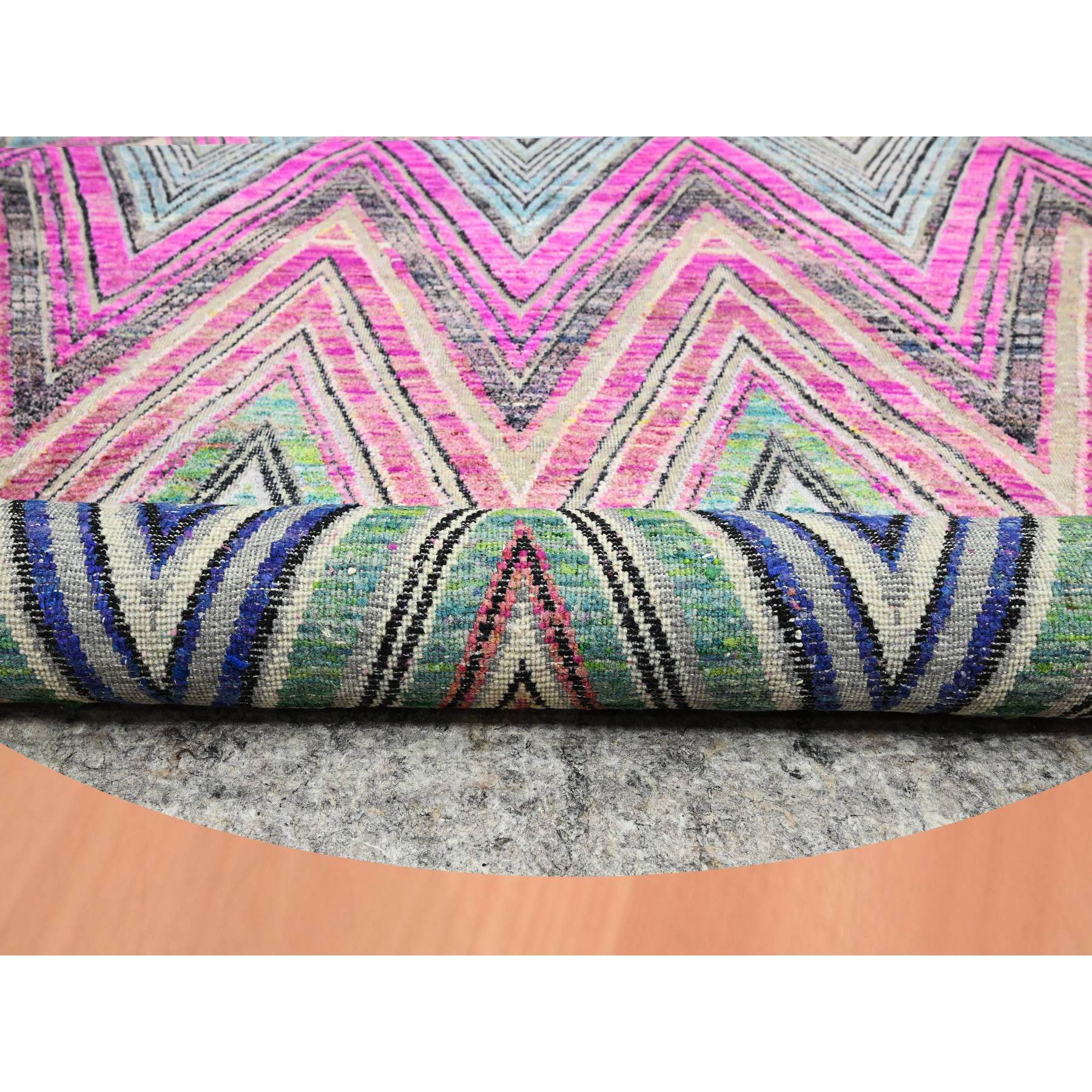 9'10"x9'10" Hot Pink, Colorful Chevron Design, Hand Knotted, Sari Silk with Textured Wool, Round, Oriental Rug HR75568 - Image 4