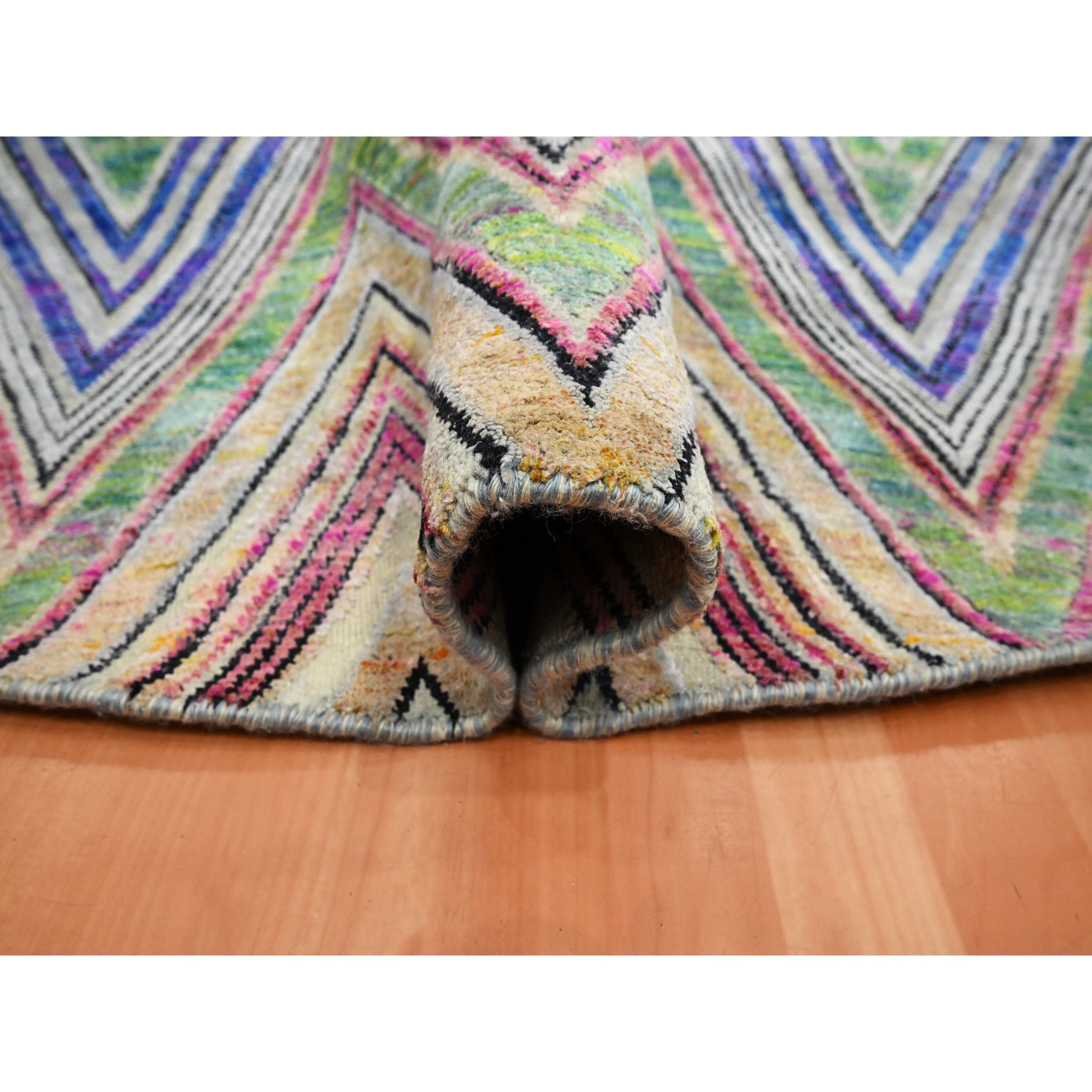 9'10"x9'10" Hot Pink, Colorful Chevron Design, Hand Knotted, Sari Silk with Textured Wool, Round, Oriental Rug HR75568 - Image 5