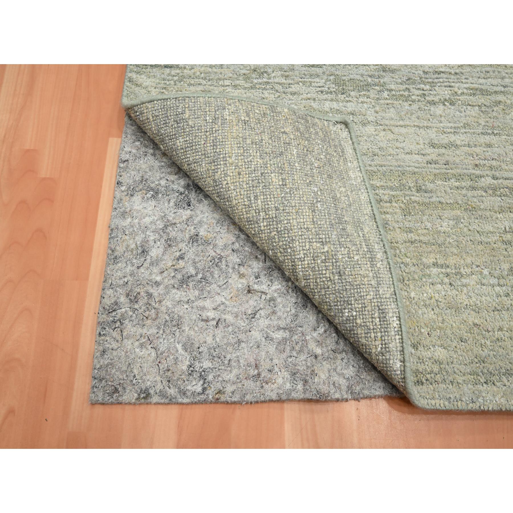 4'x6'1" Laurel Green, Hand Knotted, Plain Solid Design, Soft to the Touch, Pure Silk, Oriental Rug HR75655 - Image 3