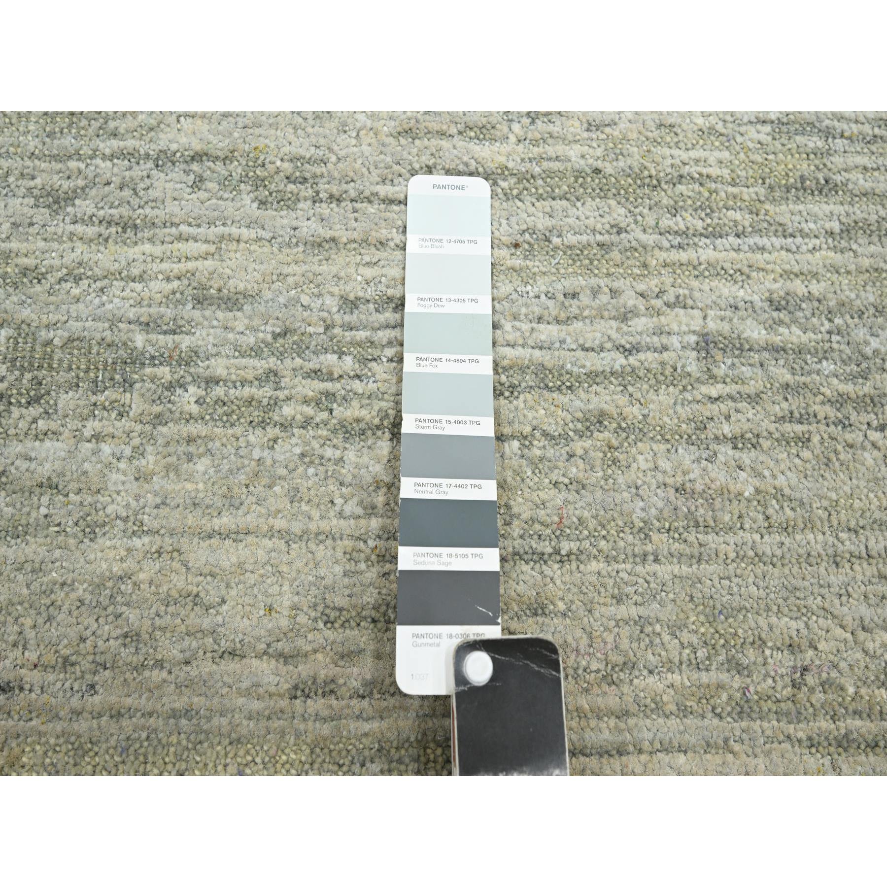 4'x6'1" Laurel Green, Hand Knotted, Plain Solid Design, Soft to the Touch, Pure Silk, Oriental Rug HR75655 - Image 4