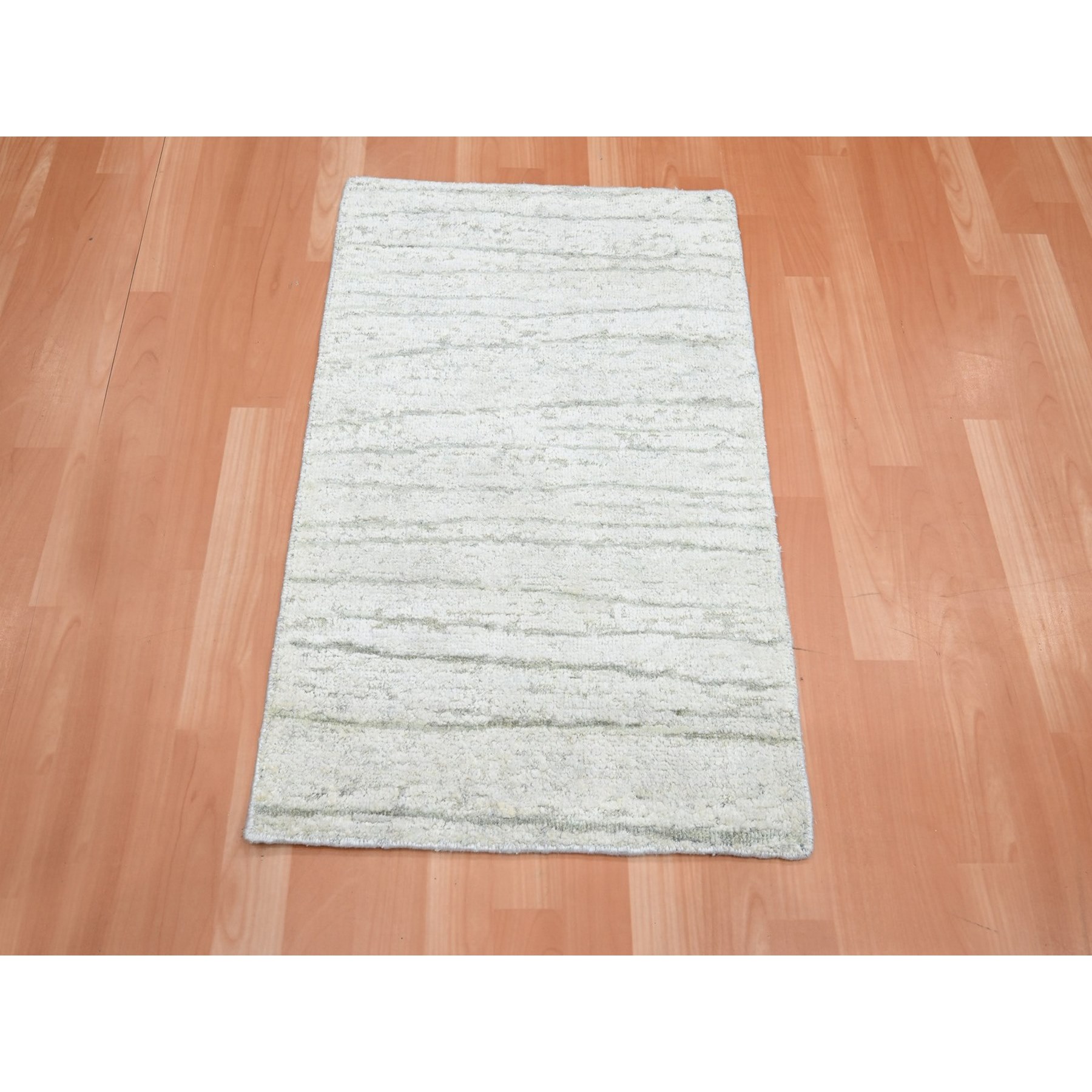 2'x3' Pearl White, Modern, Wavy Design, Hand Knotted, Pure Silk, Lush and Plush, Sample, Mat, Oriental Rug HR75708 - Image 2