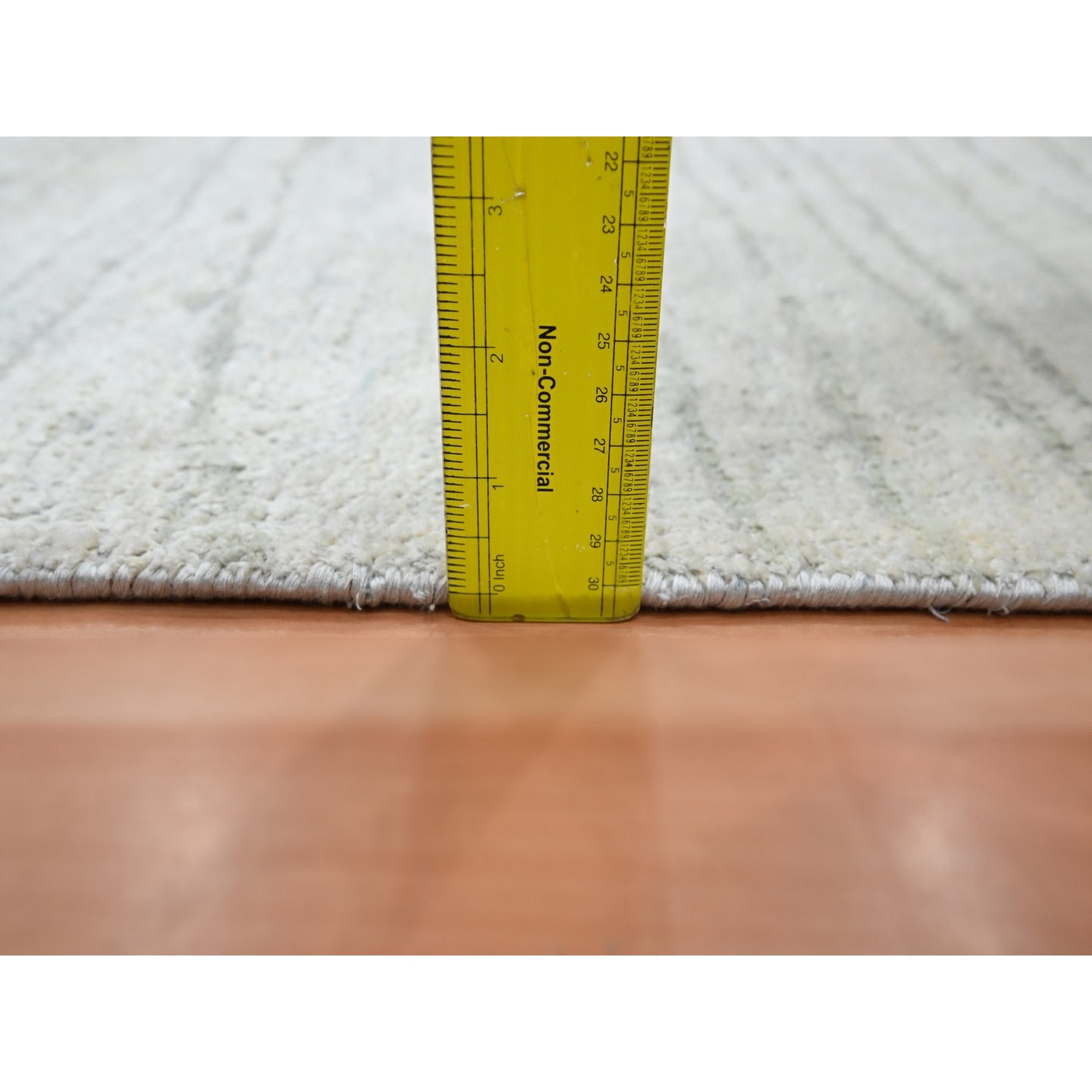 2'x3' Pearl White, Modern, Wavy Design, Hand Knotted, Pure Silk, Lush and Plush, Sample, Mat, Oriental Rug HR75708 - Image 3