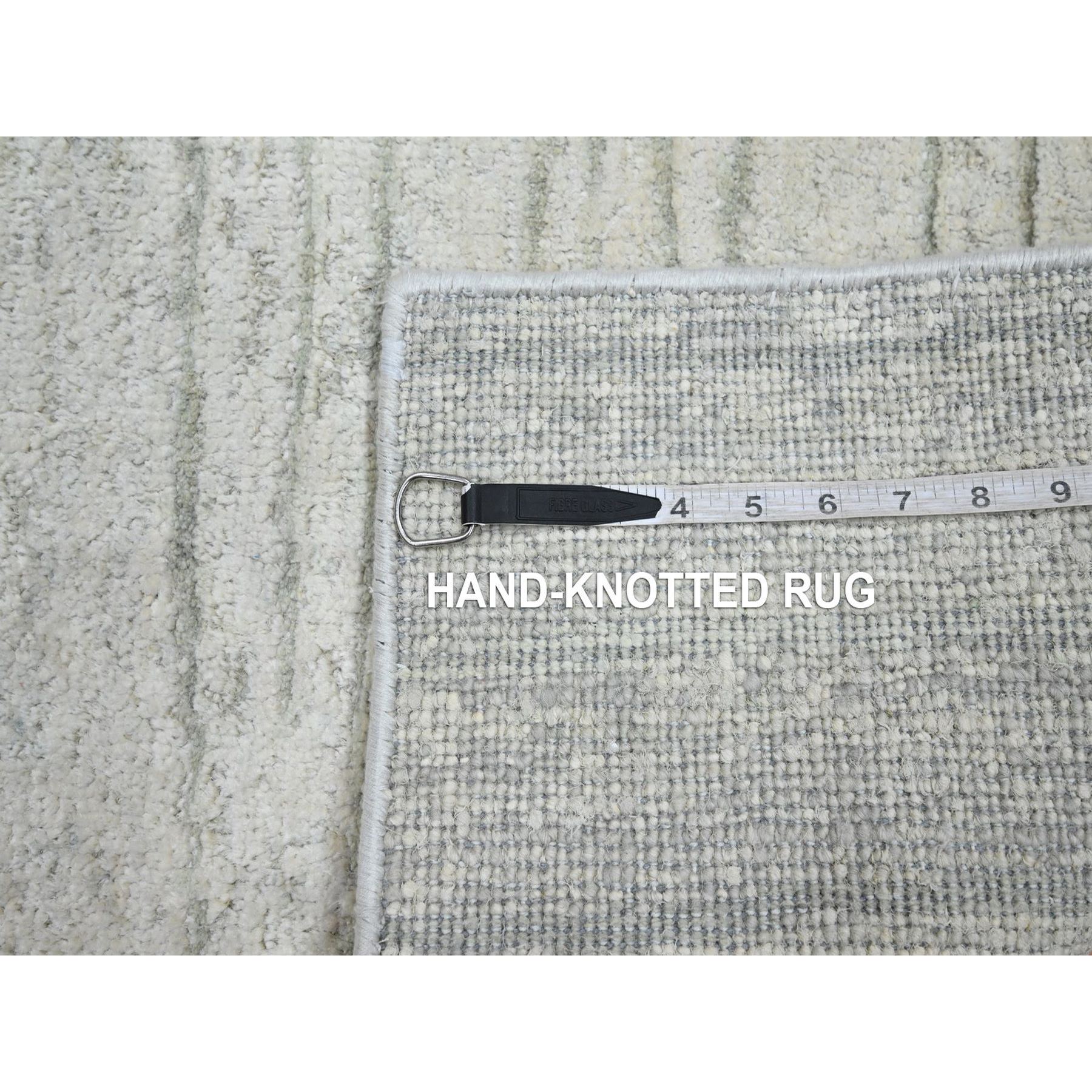 2'x3' Pearl White, Modern, Wavy Design, Hand Knotted, Pure Silk, Lush and Plush, Sample, Mat, Oriental Rug HR75708 - Image 4