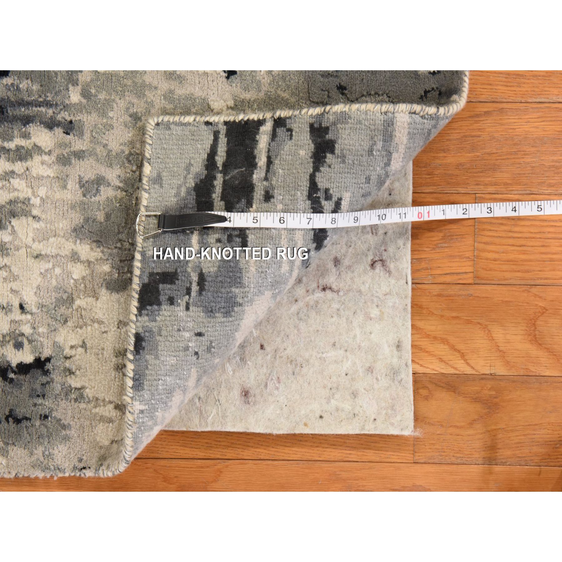 2'x3' Black with Touches of Ivory, Hand Knotted, Abstract Design, Wool and Silk, Oriental, Mat, Sample, Rug HR78402 - Image 4