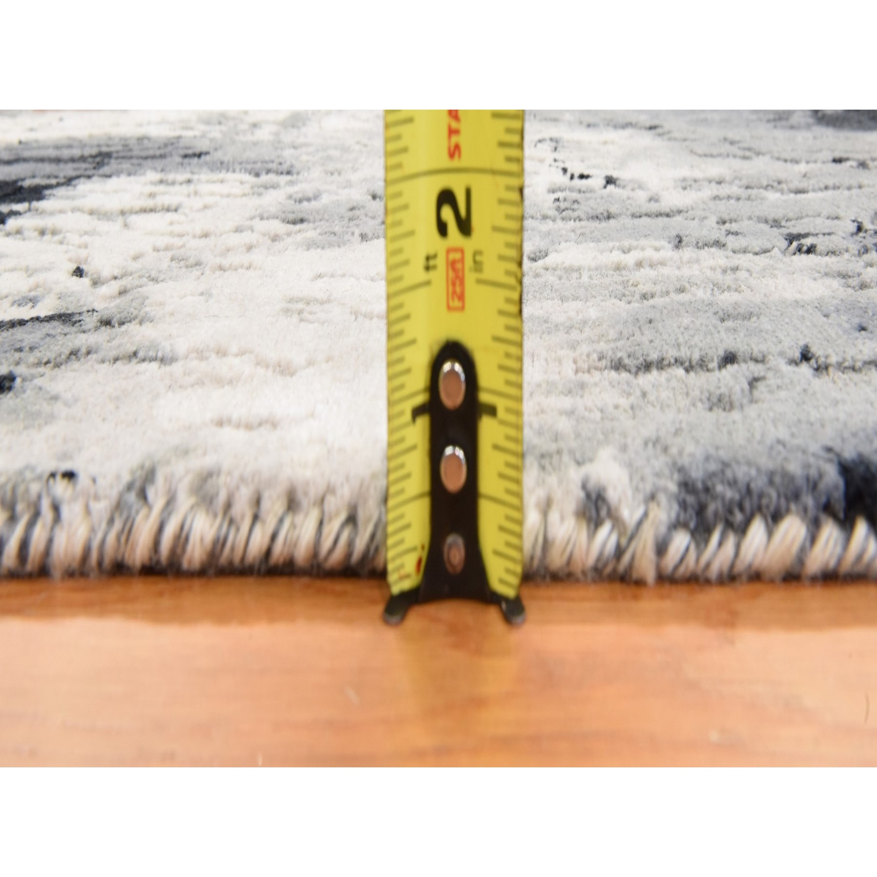 2'x3' Black with Touches of Ivory, Hand Knotted, Abstract Design, Wool and Silk, Oriental, Mat, Sample, Rug HR78402 - Image 5