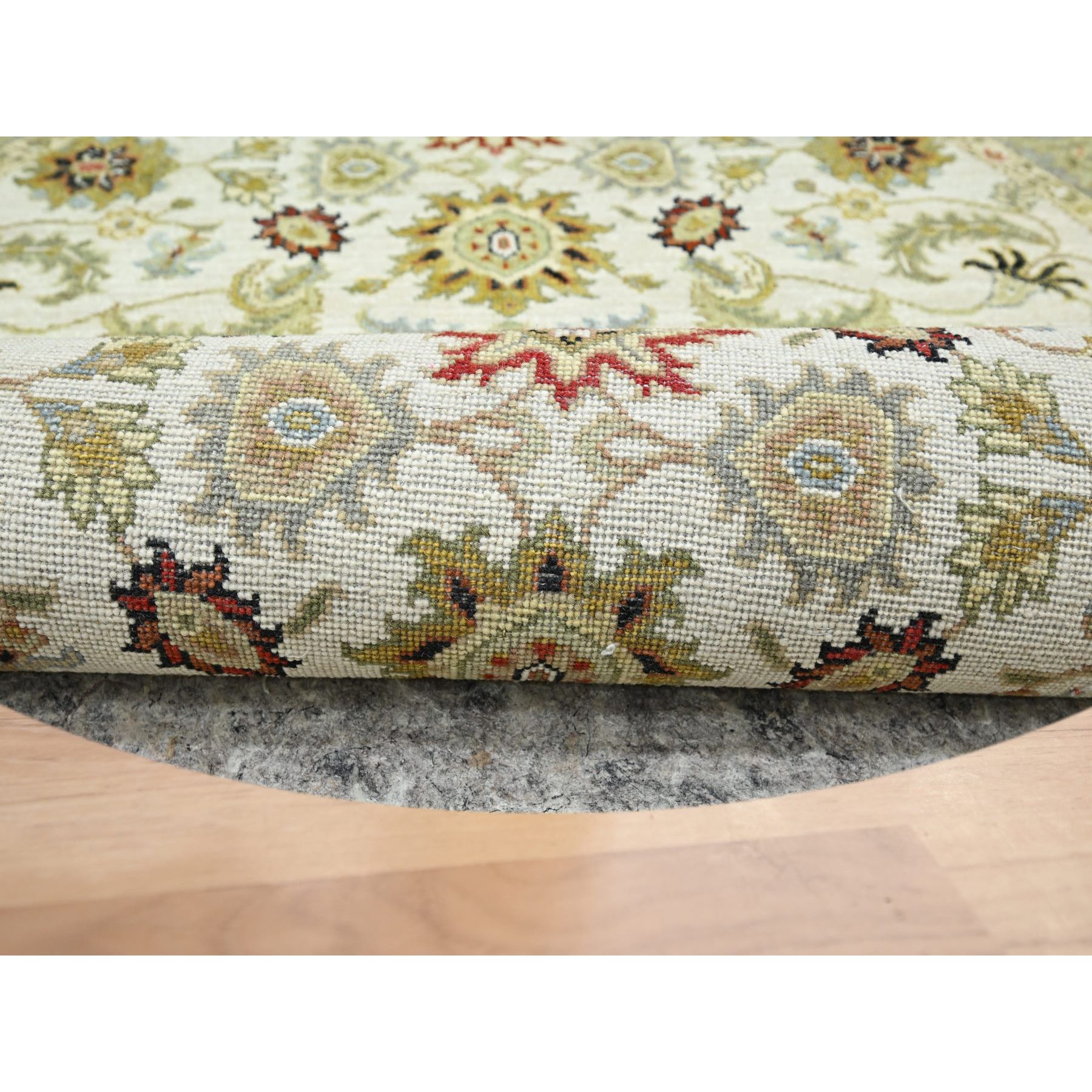 4'2"x4'2" Chiffon White, Agra with Ziegler Design, Pure Wool, Hand Knotted, Natural Dyes, Round, Oriental Rug HR83211 - Image 3