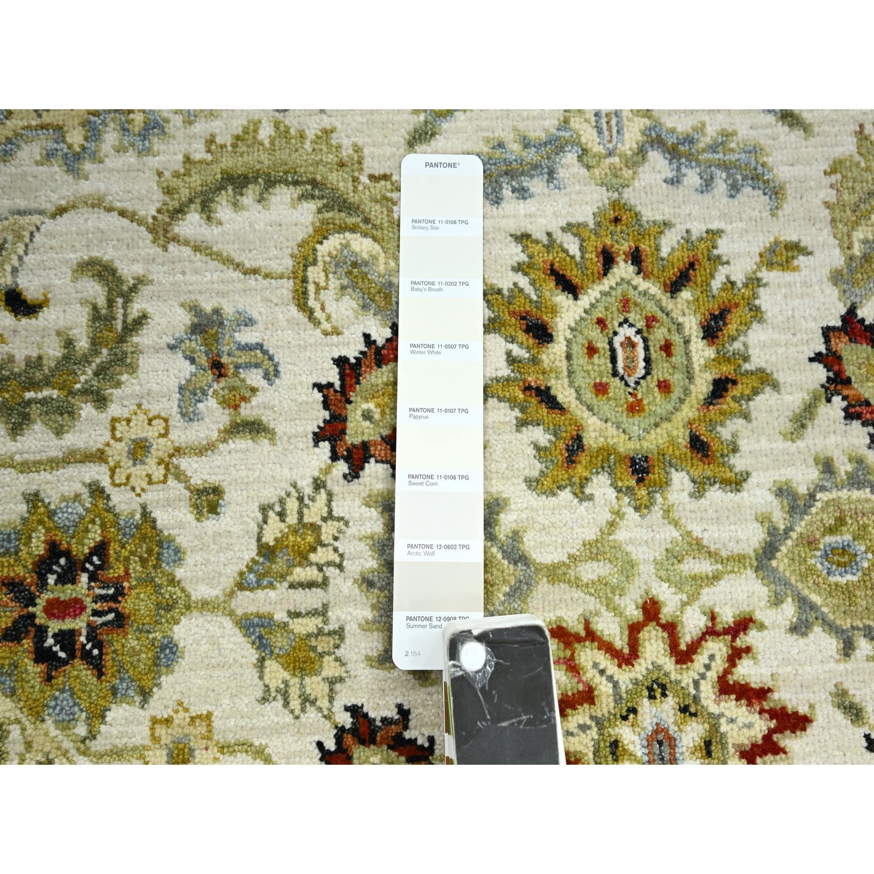 4'2"x4'2" Chiffon White, Agra with Ziegler Design, Pure Wool, Hand Knotted, Natural Dyes, Round, Oriental Rug HR83211 - Image 4