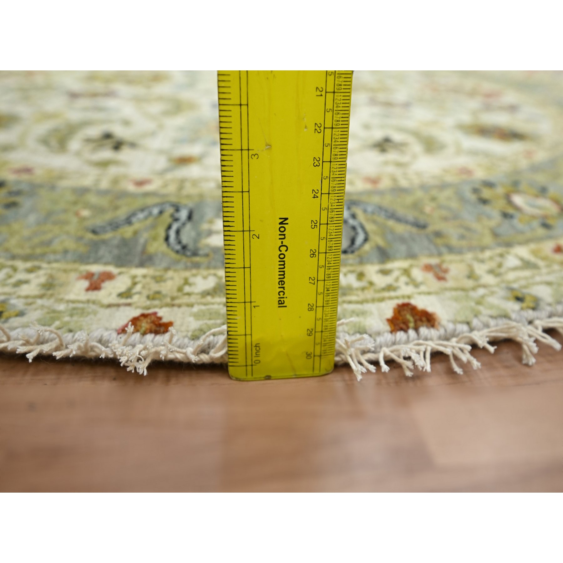 4'2"x4'2" Chiffon White, Agra with Ziegler Design, Pure Wool, Hand Knotted, Natural Dyes, Round, Oriental Rug HR83211 - Image 6