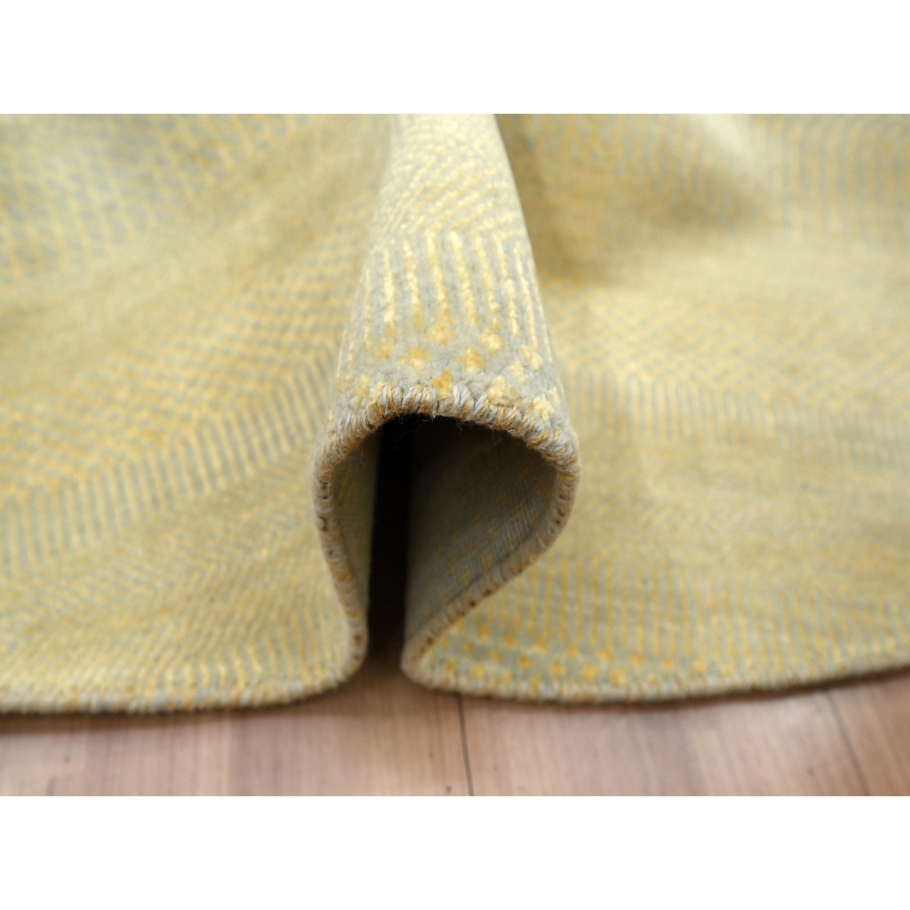 7'10"x7'10" Golden Yellow, Modern Grass Design, Hand Knotted, Wool and Silk, Lush and Plush, Tone on Tone, Denser Weave, Round, Oriental Rug HR83212 - Image 5