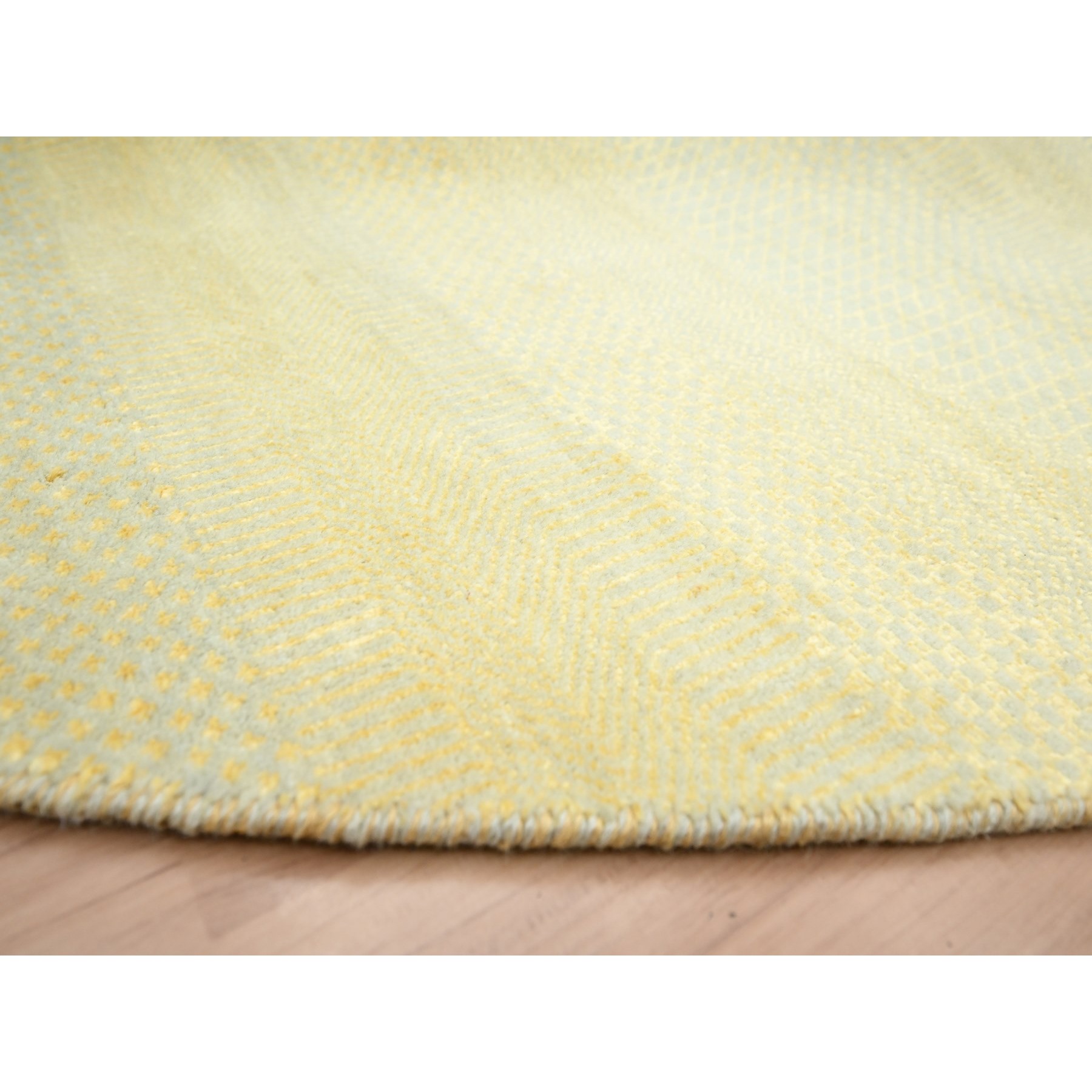 7'10"x7'10" Golden Yellow, Modern Grass Design, Hand Knotted, Wool and Silk, Lush and Plush, Tone on Tone, Denser Weave, Round, Oriental Rug HR83212 - Image 6