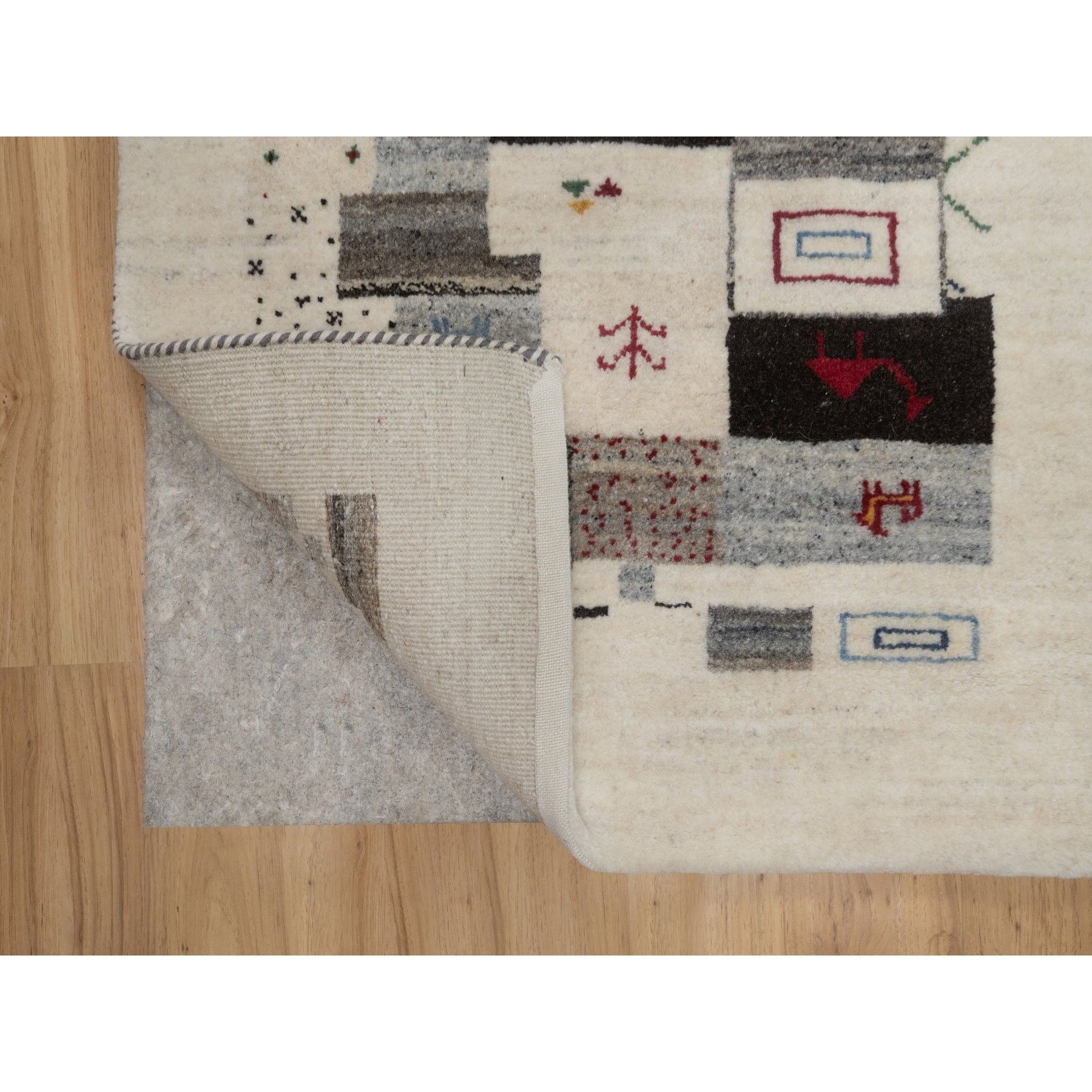 2'5"x4'9" Alabaster White, Lori Buft Gabbeh with Small Animal Figurines, Thick and Plush, Modern, Pure Wool, Hand Knotted, Short Runner, Oriental Rug HR91318 - Image 3