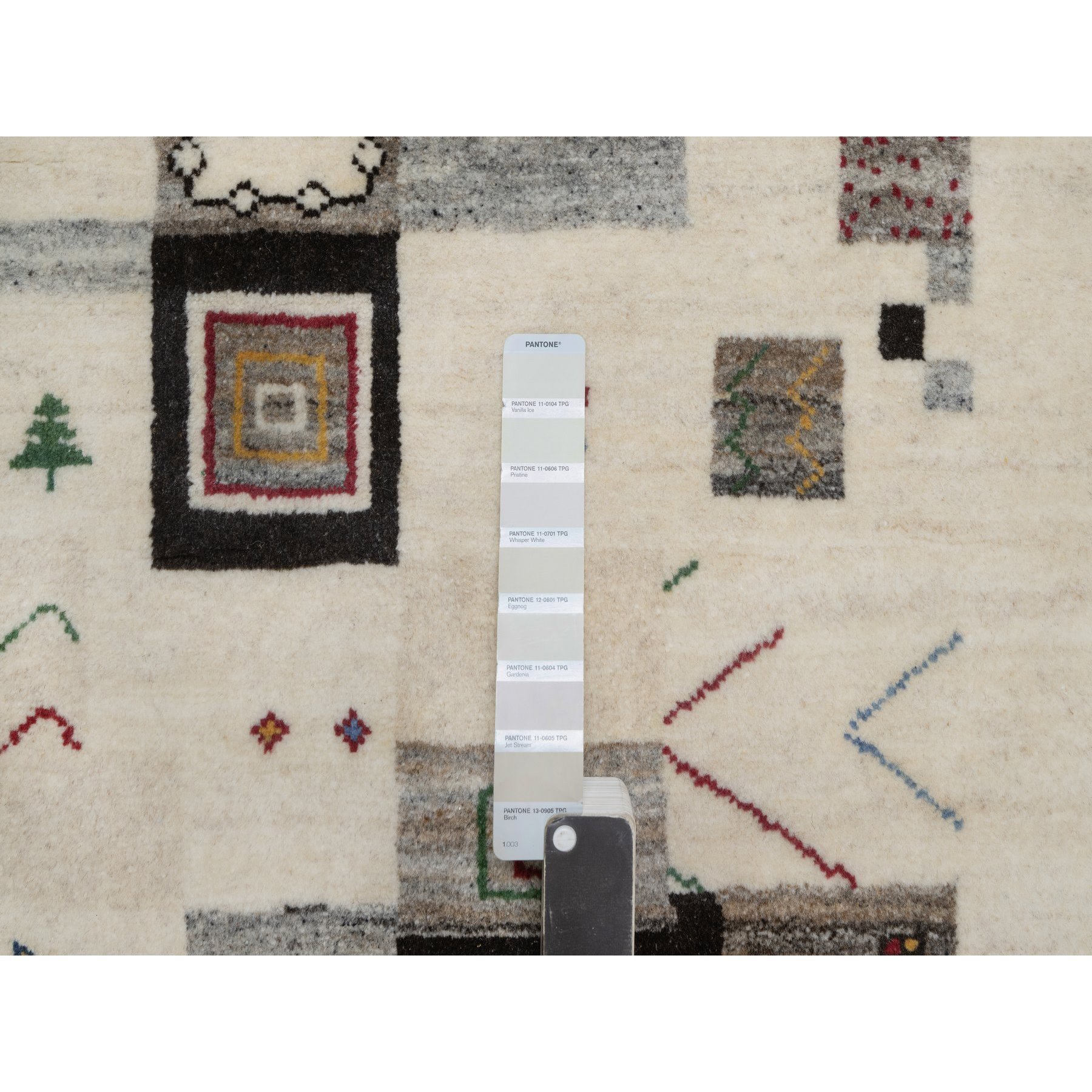 2'5"x4'9" Alabaster White, Lori Buft Gabbeh with Small Animal Figurines, Thick and Plush, Modern, Pure Wool, Hand Knotted, Short Runner, Oriental Rug HR91318 - Image 4