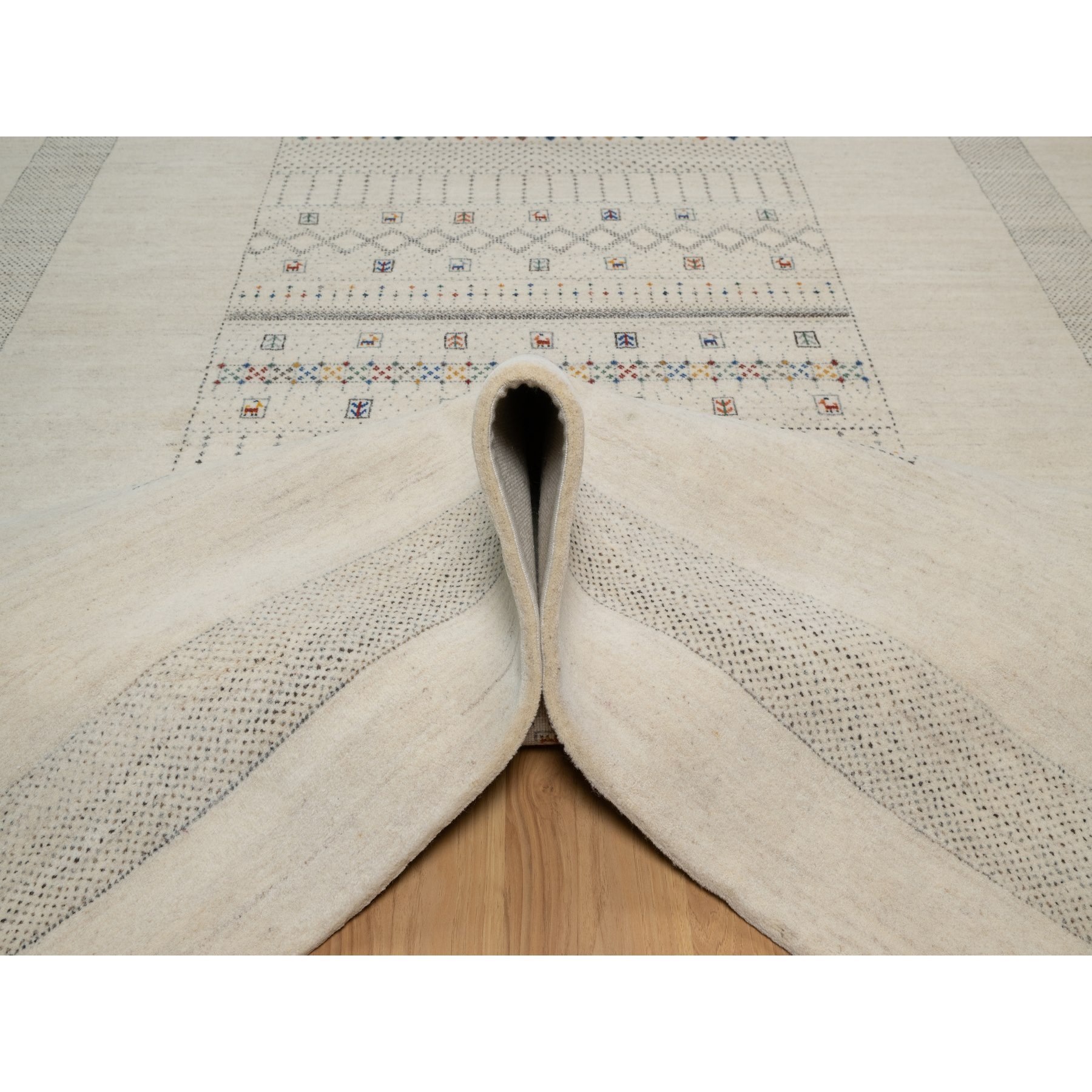 8'1"x10' Whisper White, Modern, Lori Buft Gabbeh with Small Animal Figurines, Soft Wool, Hand Knotted, Thick and Plush, Oriental Rug HR91342 - Image 5
