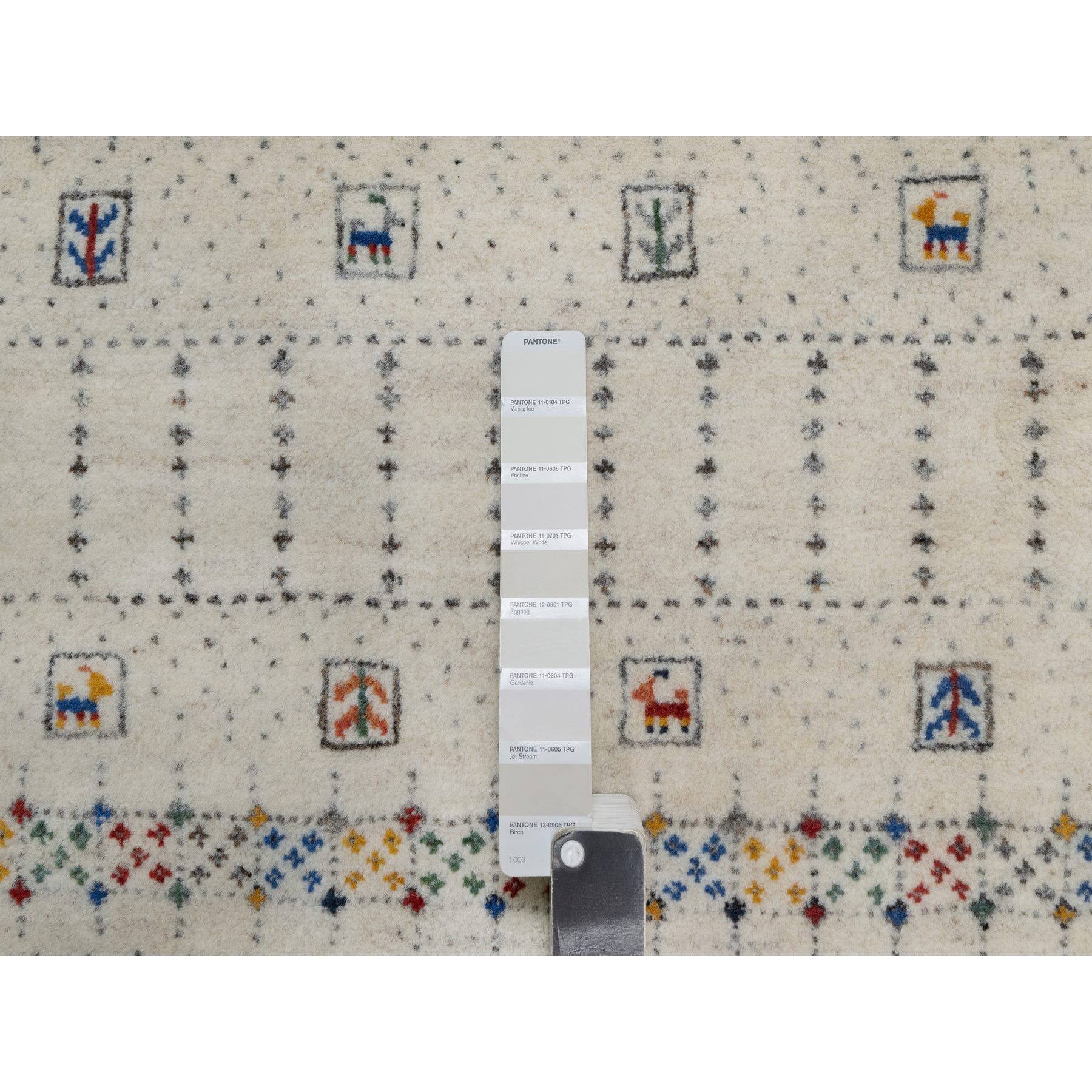 8'1"x10' Whisper White, Modern, Lori Buft Gabbeh with Small Animal Figurines, Soft Wool, Hand Knotted, Thick and Plush, Oriental Rug HR91342 - Image 7