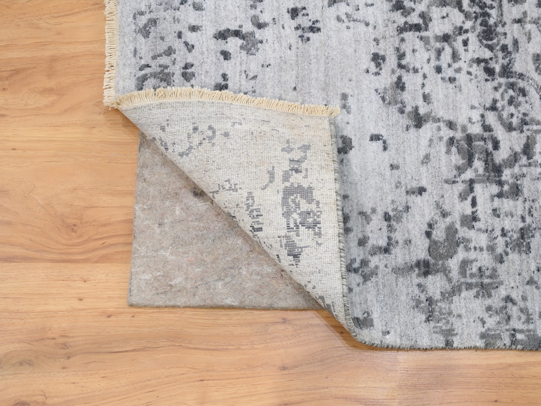 6'1"x9'2" Grey Broken Persian Design Wool And Pure Silk Hand Knotted Oriental Rug HR62094 - Image 5